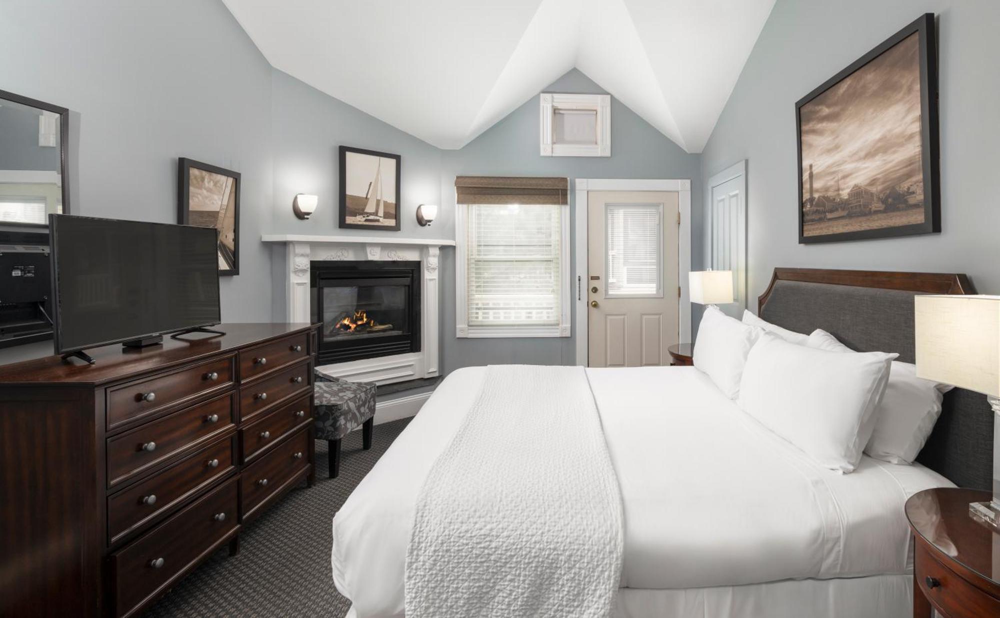 Habitación con cama extragrande y bañera de hidromasaje