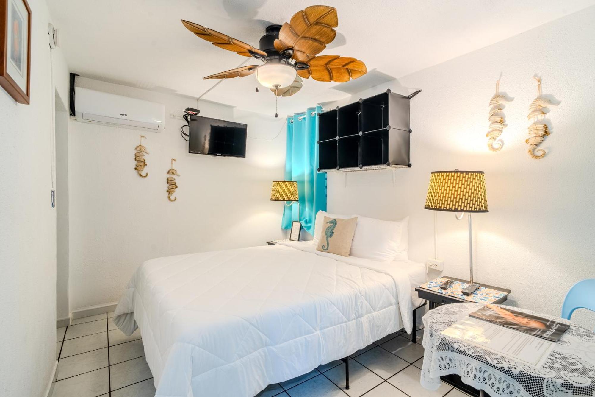 Habitación con cama grande y vistas al jardín