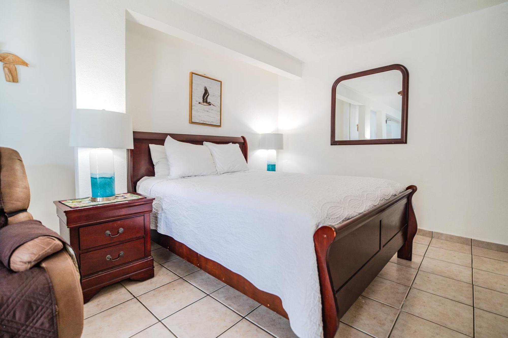 Estudio con cama grande adaptado para personas con movilidad reducida
