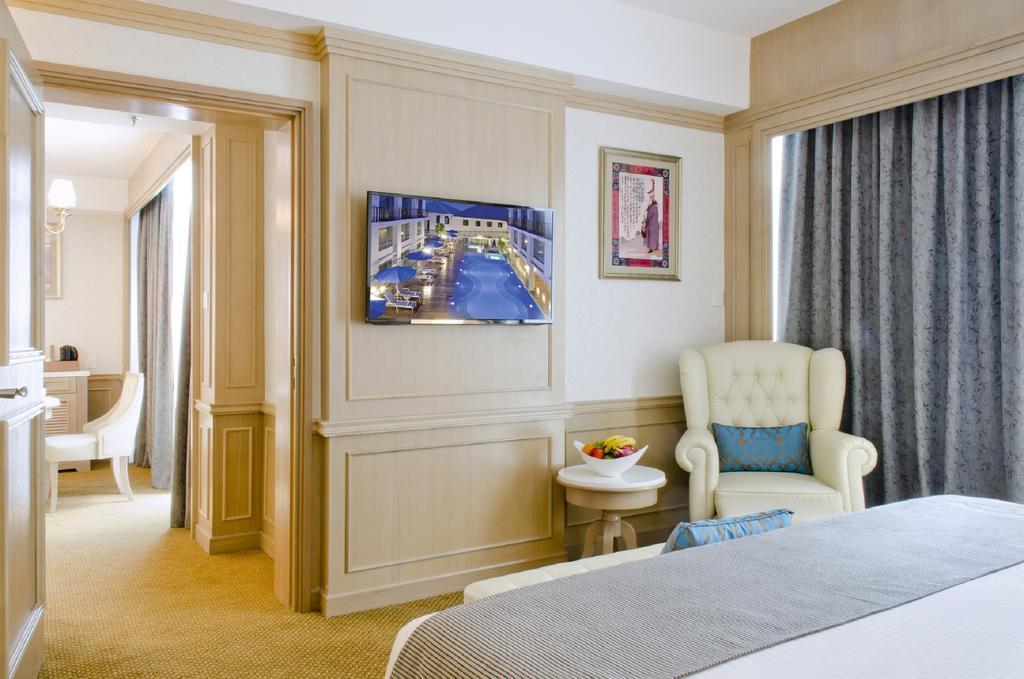 Deluxe Suite