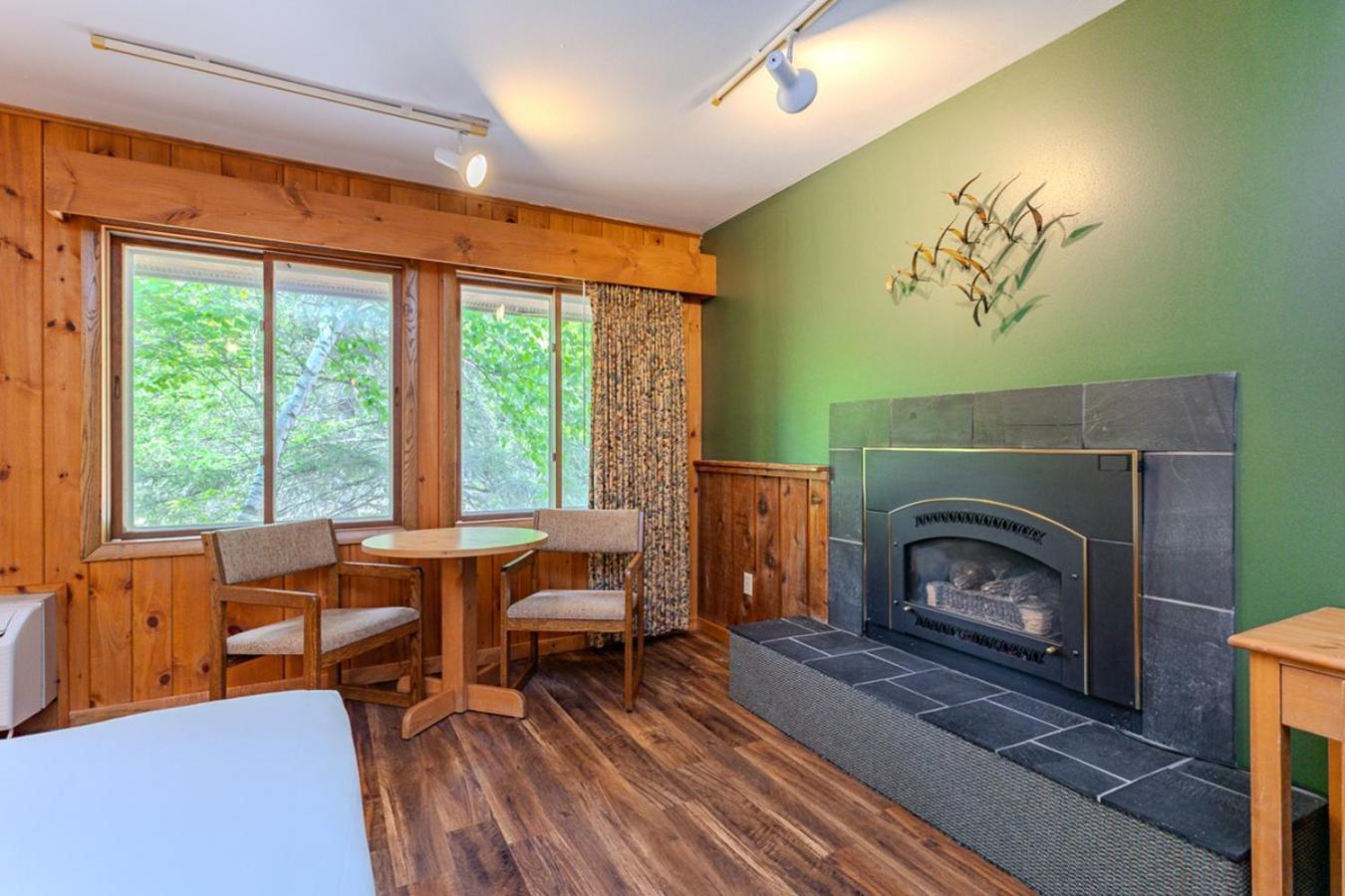 Deluxe Queen Room Fireplace
