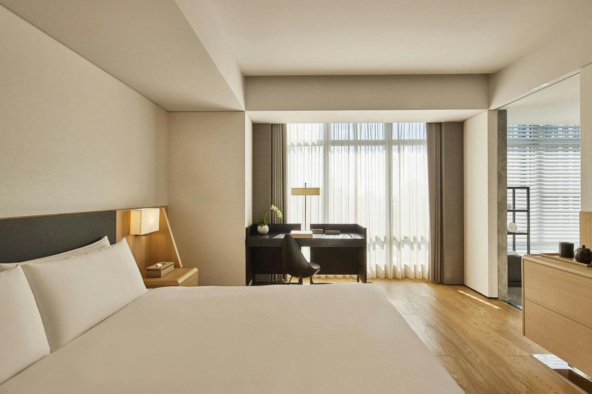 Deluxe King Room City View