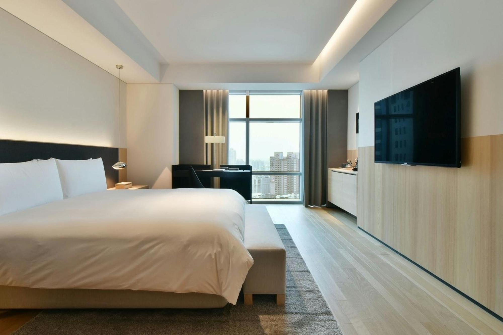 Deluxe King Room City View