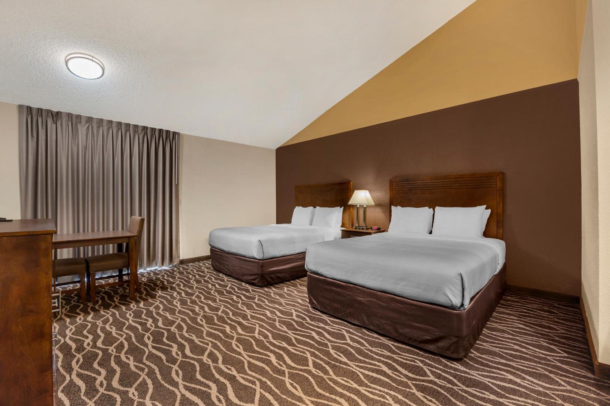 Queen Room with Two Queen Beds and Golf Course View - Non-Smoking