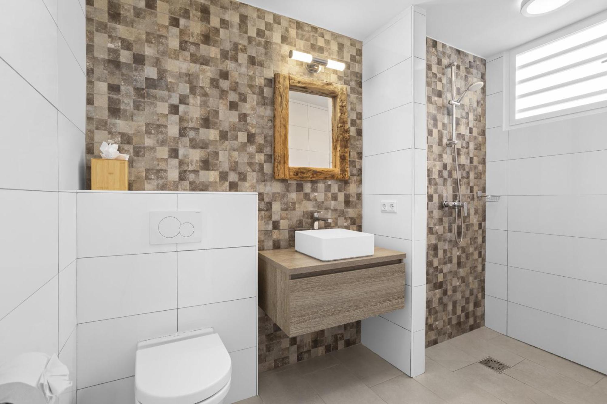 Habitación con ducha a ras de suelo, adaptada para personas de movilidad reducida - Cama extragrande