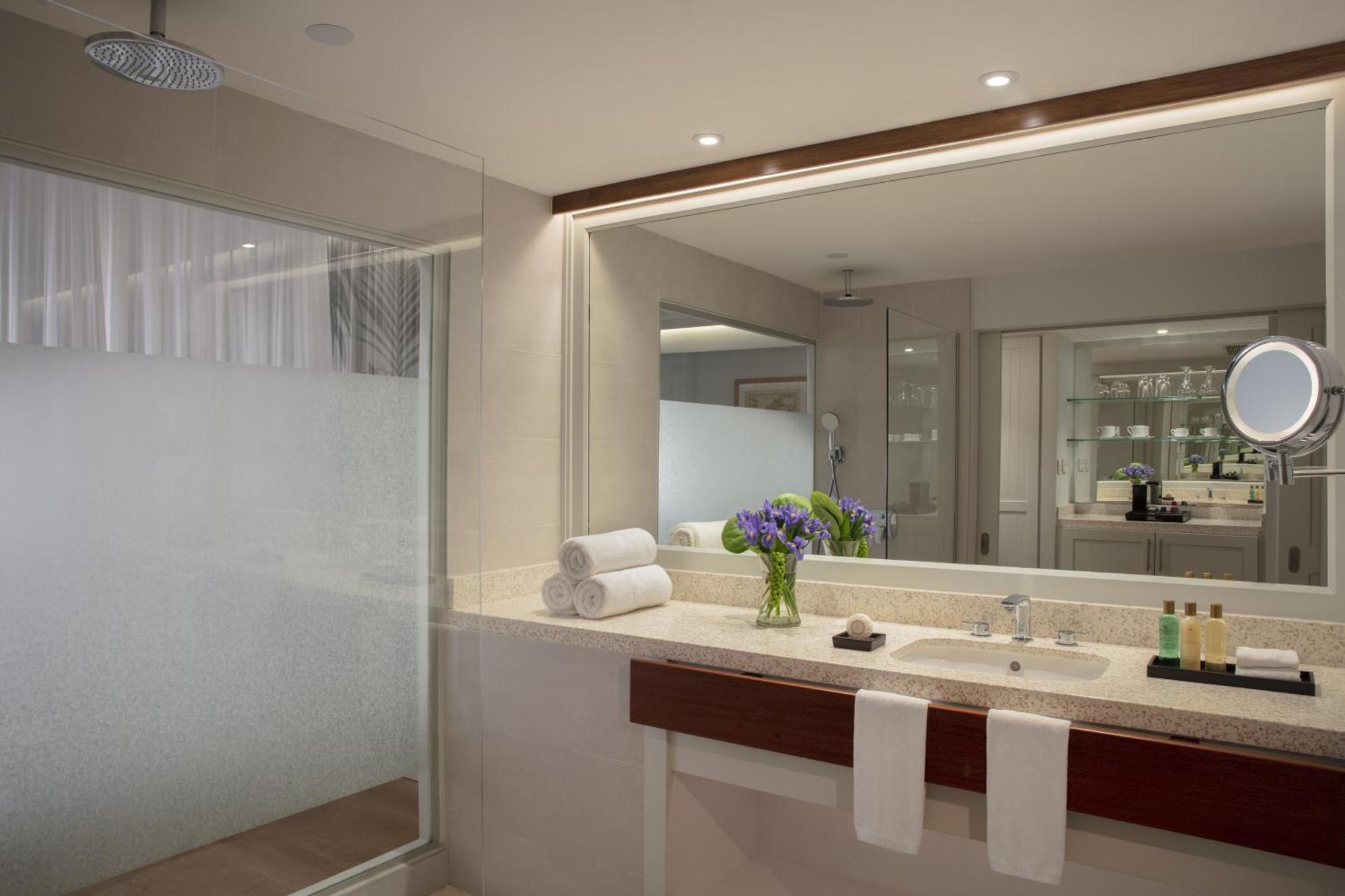 Marina Suite King Bed With Mountain View