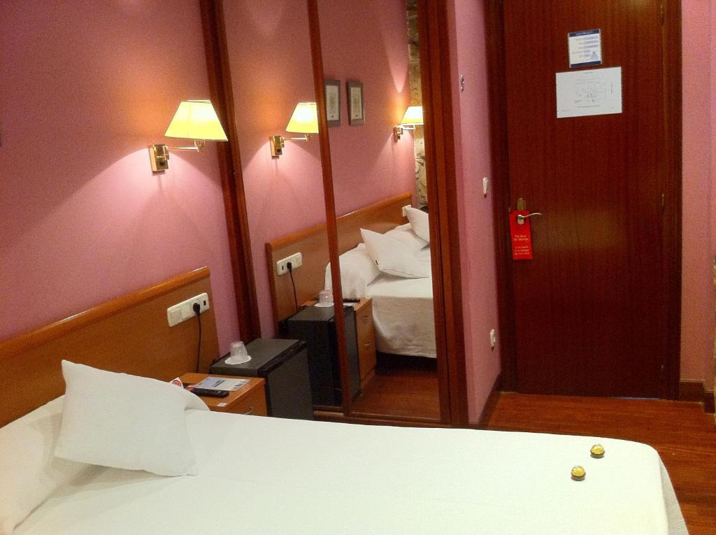 Habitación Doble con balcón y baño compartido