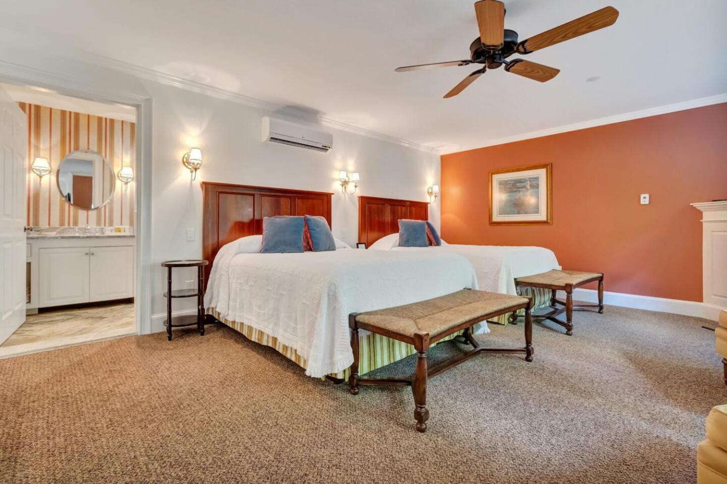 Double Queen Room with Fireplace - Winstead Inn