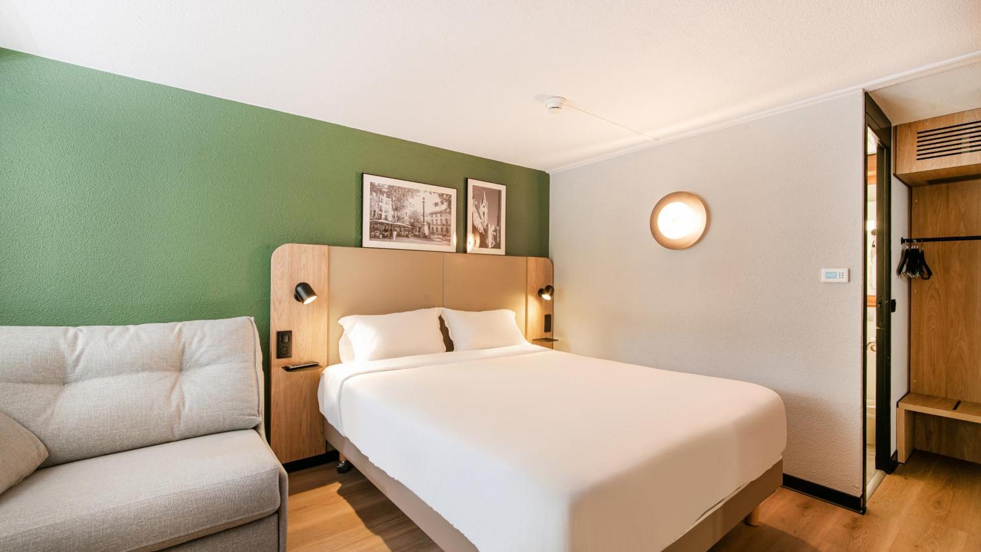Standard Room 1 Queen Bed 1 Sofa Bed,1704836338:JPEG