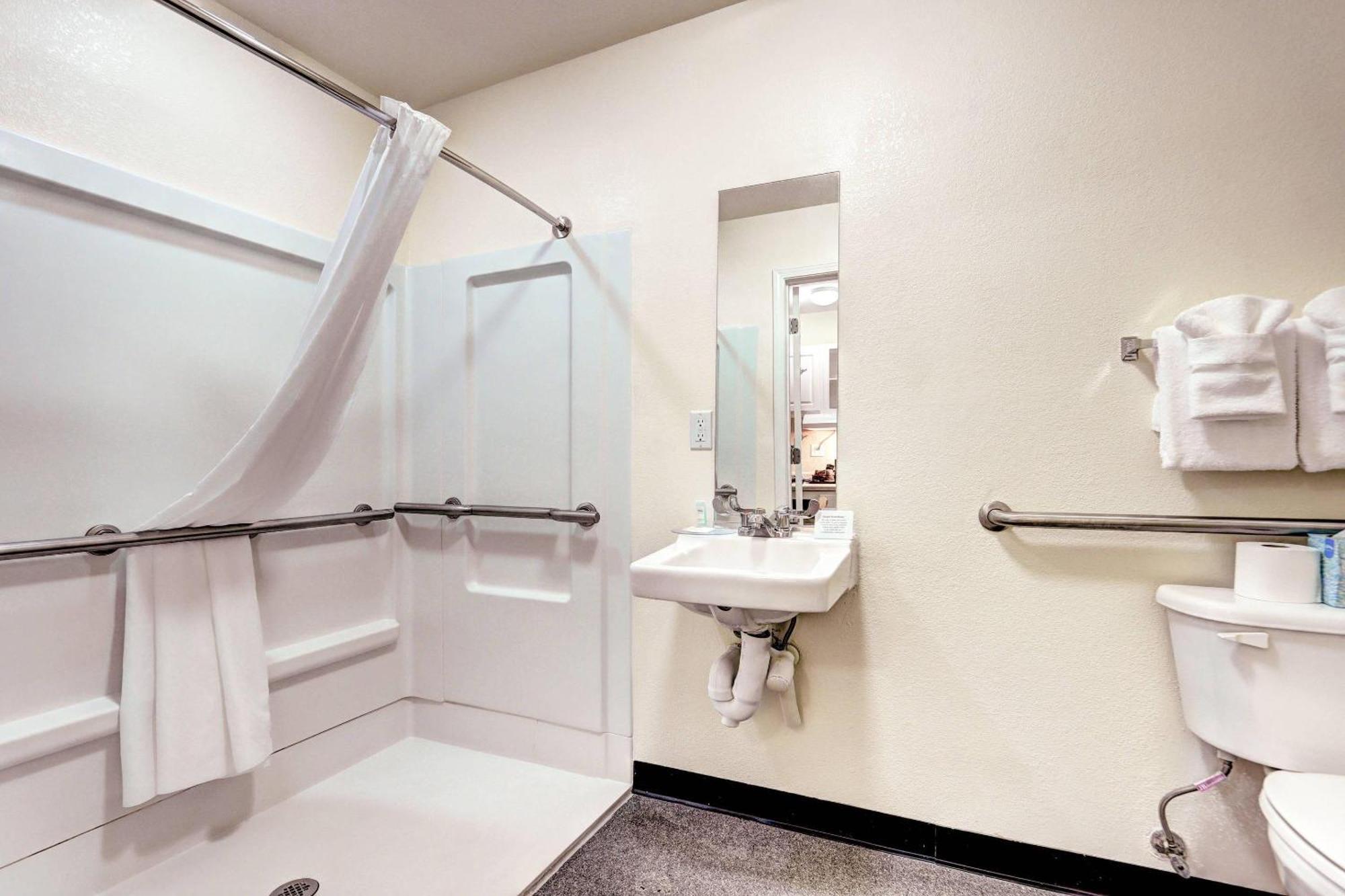 King Suite - Mobility Accessible/Non-Smoking