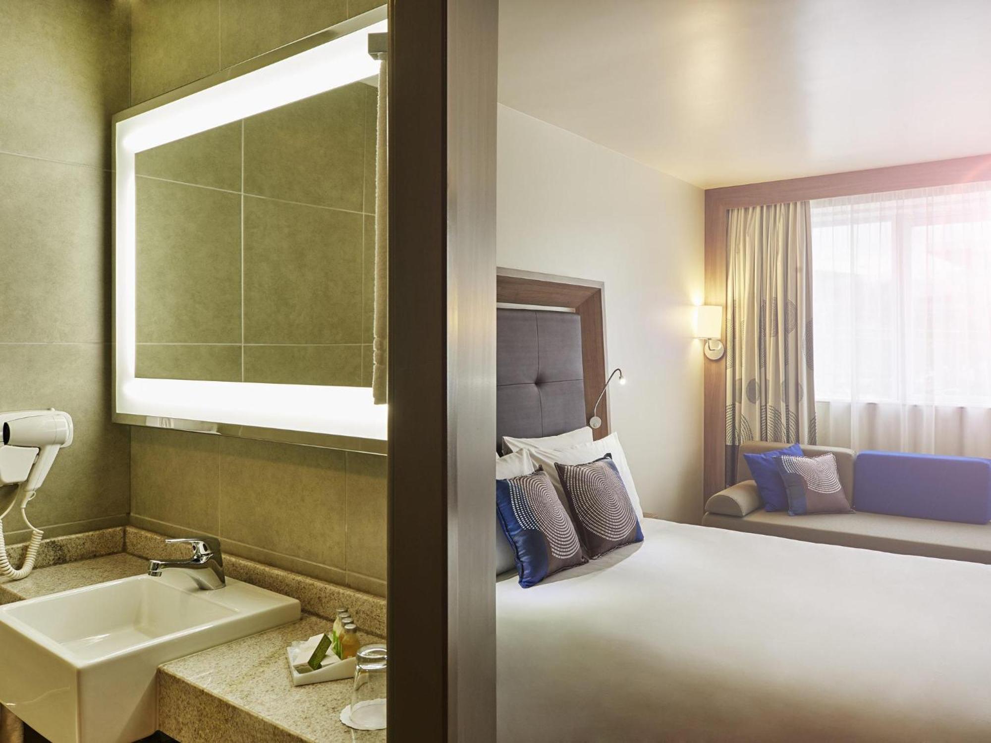 Habitación Superior con cama grande y sofá