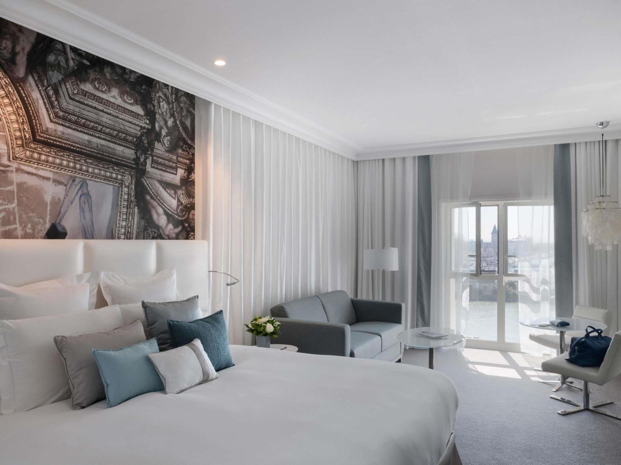 Deluxe Queen Room with Queen or Two Single Beds and Sea or Port View