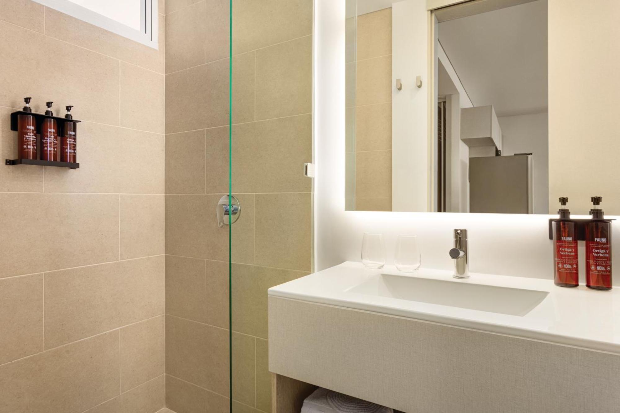 Apartamento de 2 dormitorios con 2 camas extragrandes y vistas al mar