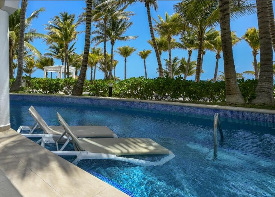 Royal Retreat Swim Up Suite