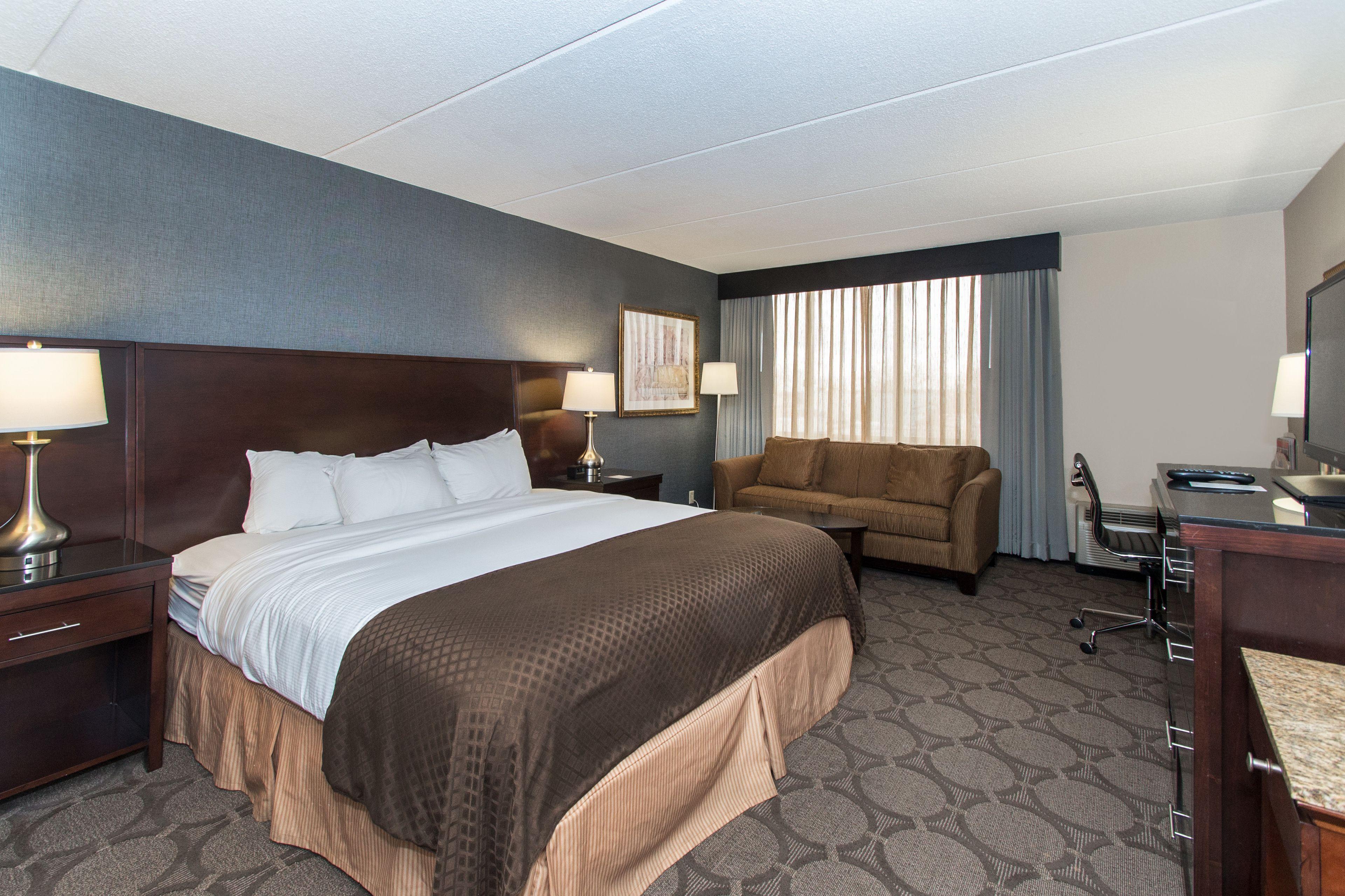 King Room with Tub and Grab Bars - Mobility/Hearing Accessible - Non-Smoking