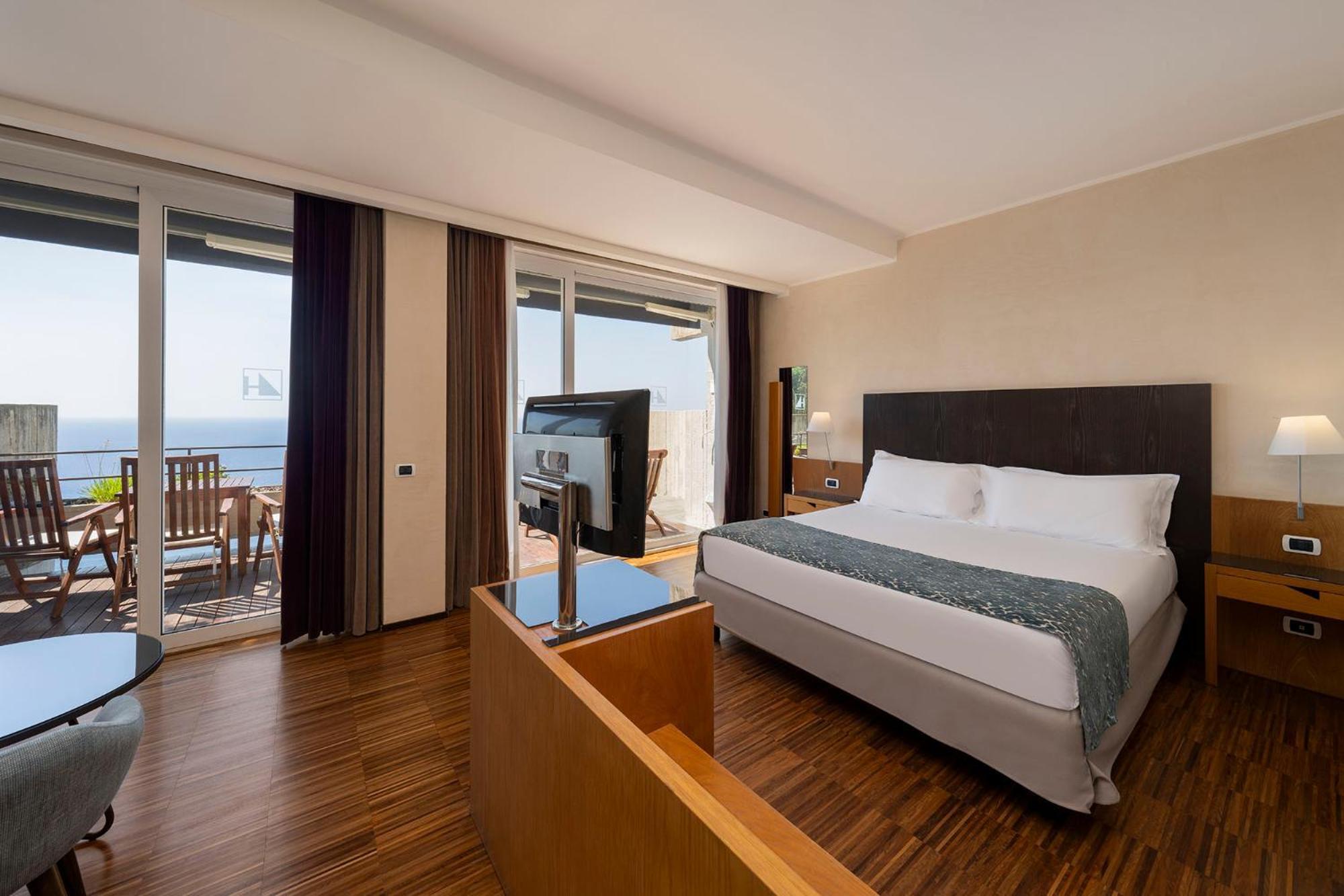 Suite Junior con terraza y vistas premium al mar