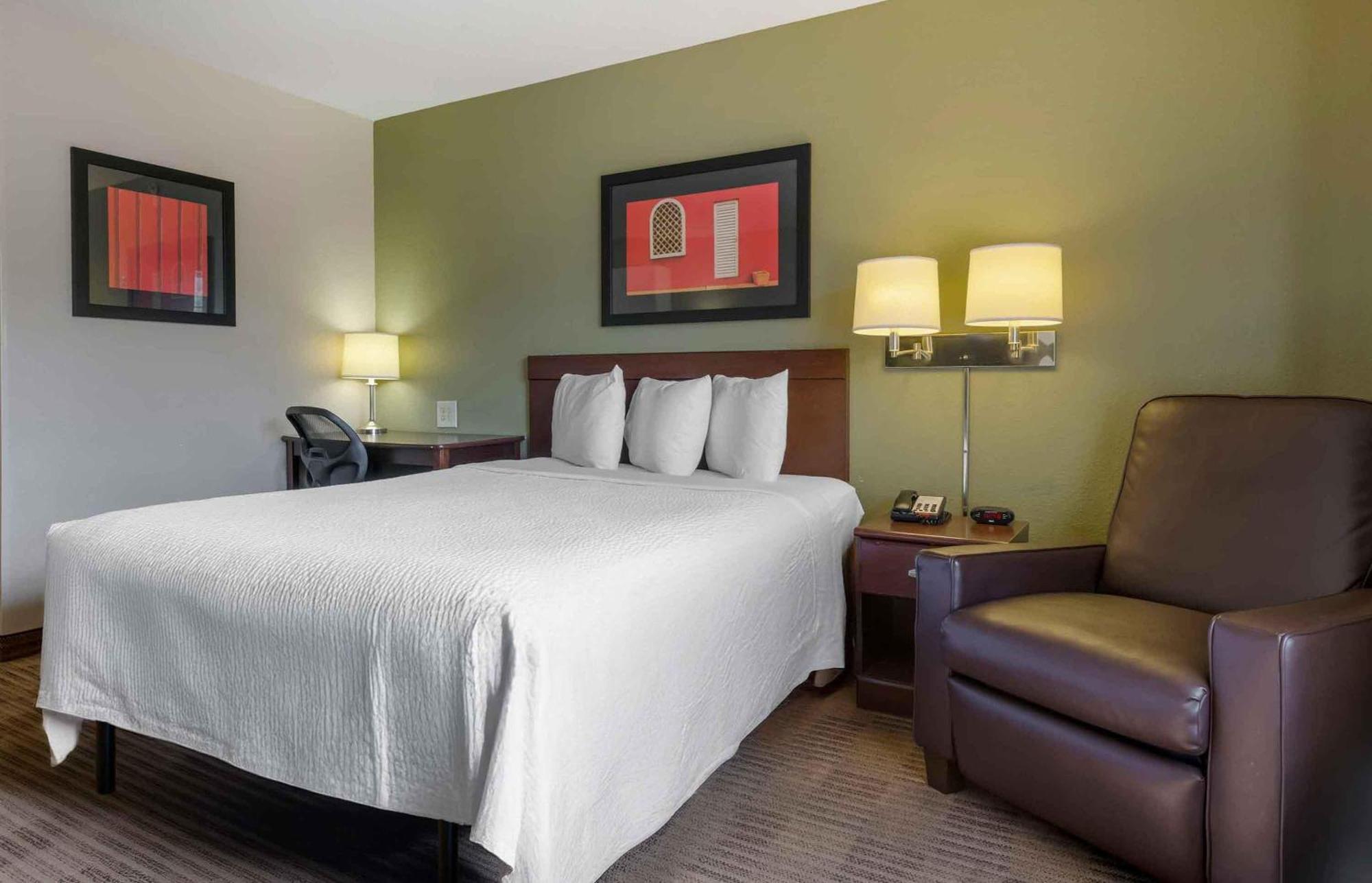 Queen studio with 1 Queen Bed - Disability Access/Non-Smoking