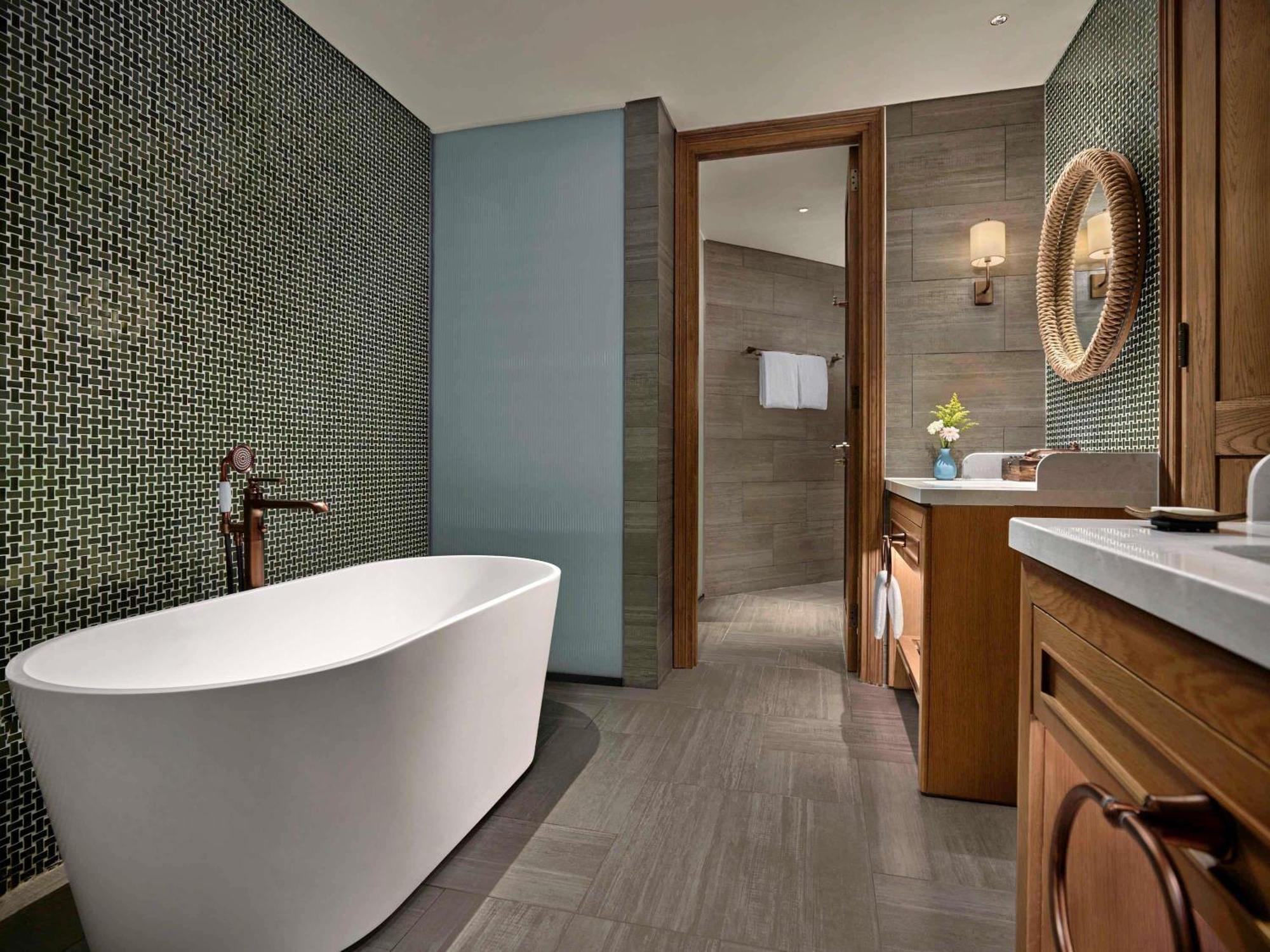 Admiral Suite with Balcony and Ocean Front  View - Club Lounge Complimentary