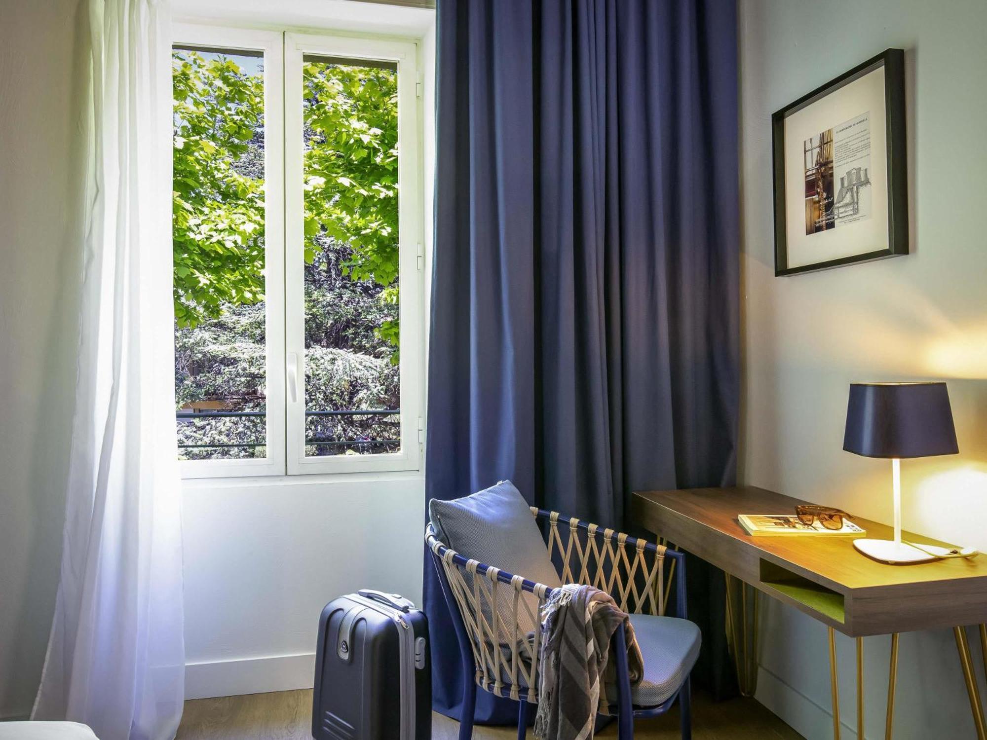 Junior suite, 1 double bed and 1 sofa bed for 2 people with Garden View