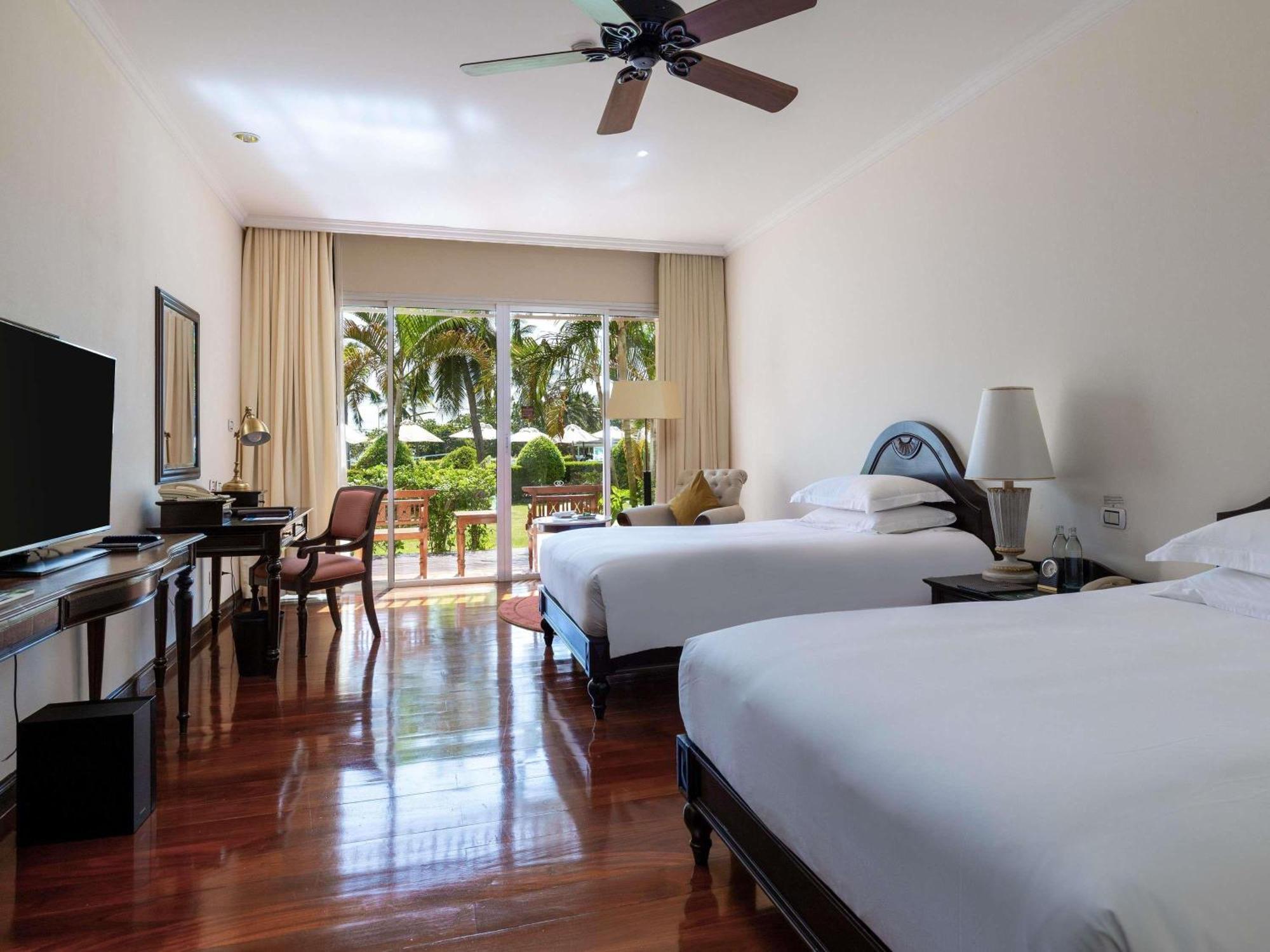 Two-Bedroom Family Room One King Bed Triple Bunk Bed Two Single Beds Private Balcony,1716998198:JPEG