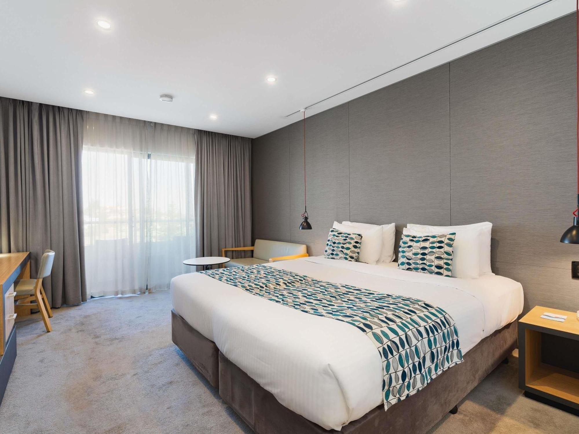 Deluxe Room with One King Bed - City side