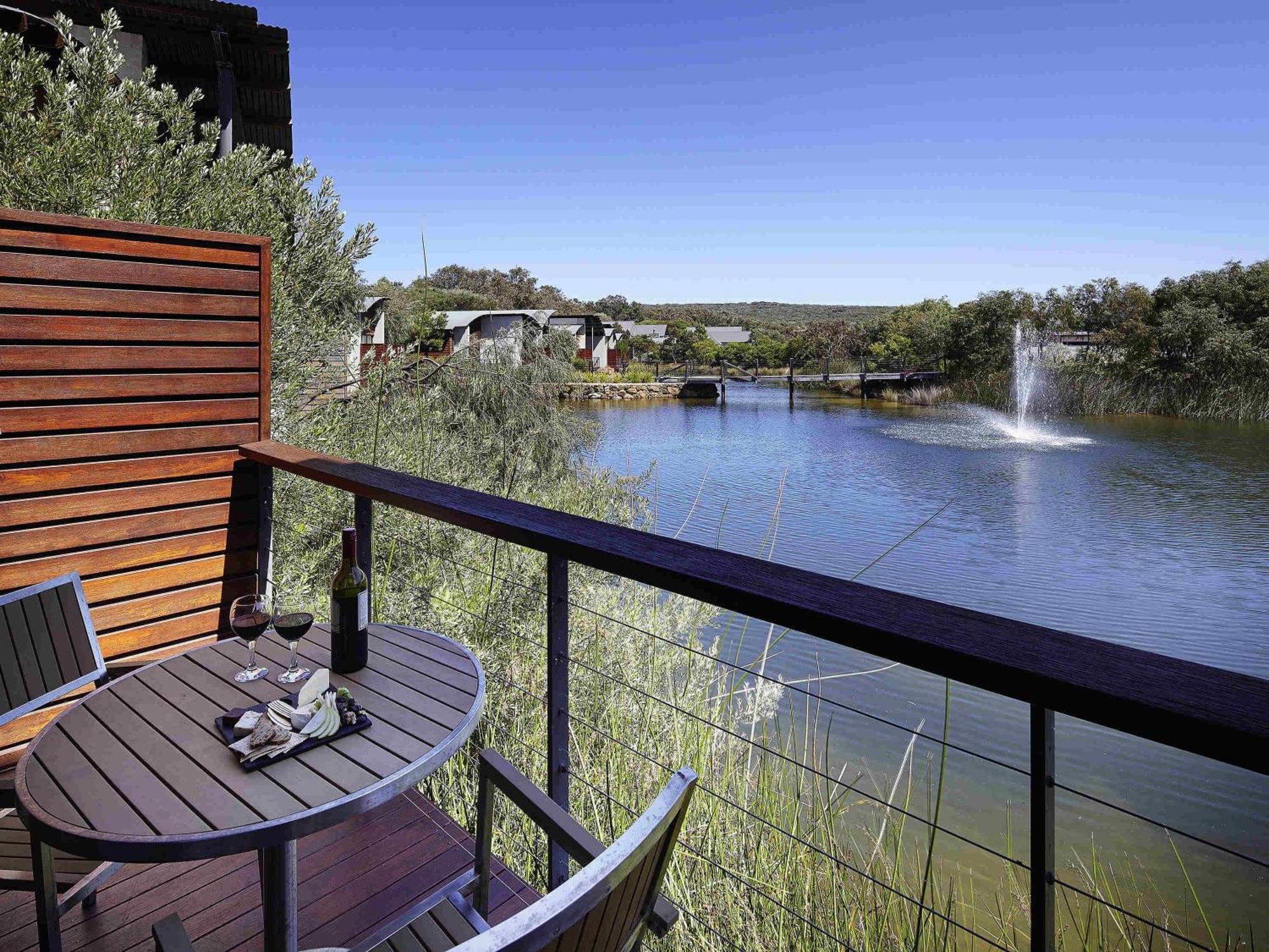 Studio Lake View King Bed