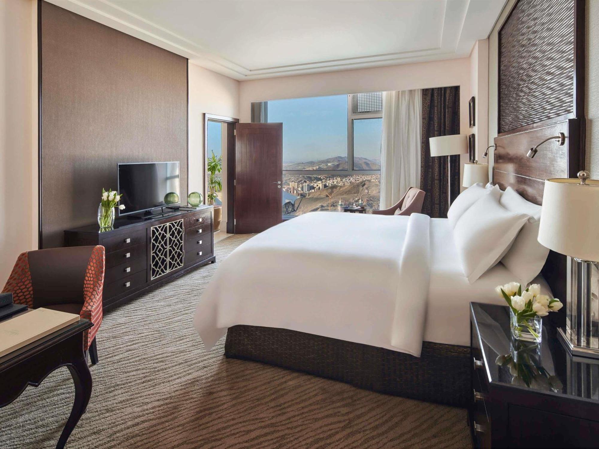 Fairmont Gold Junior King Suite with City View