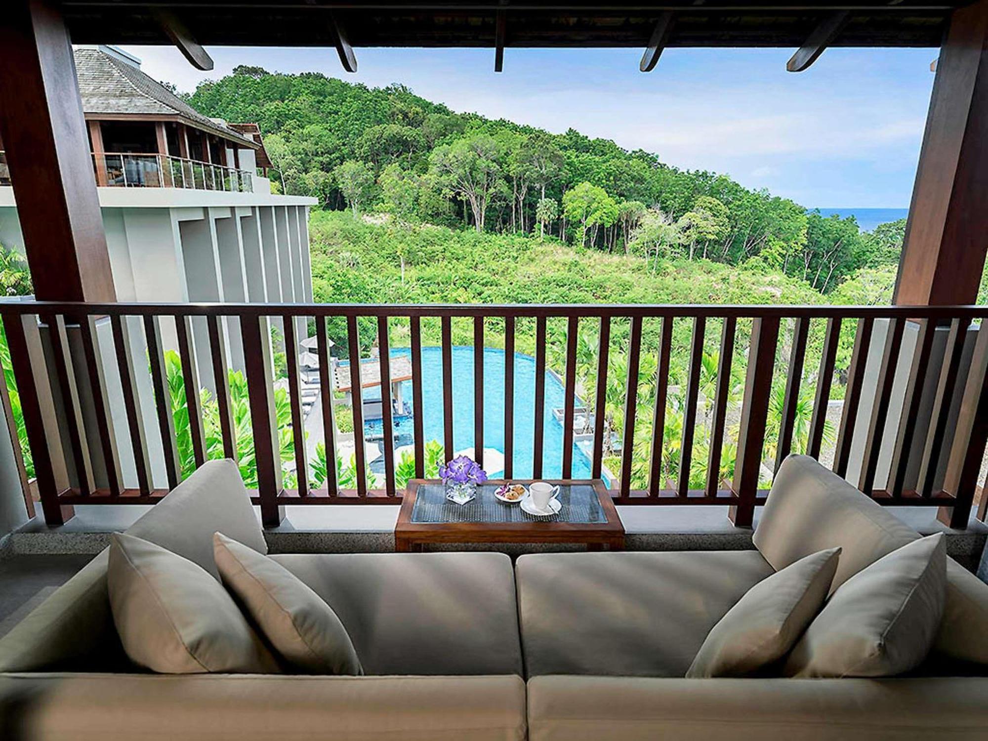Chambre Lit King-Size Deluxe avec Canapé-Lit - Vue sur Piscine