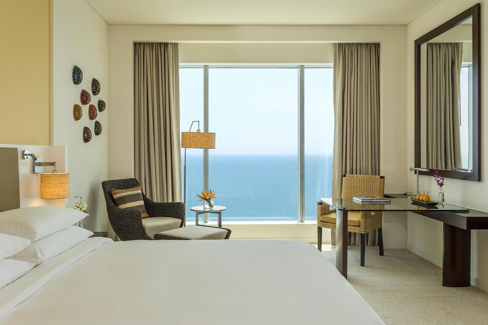 Zimmer mit Kingsize-Bett und Meerblick