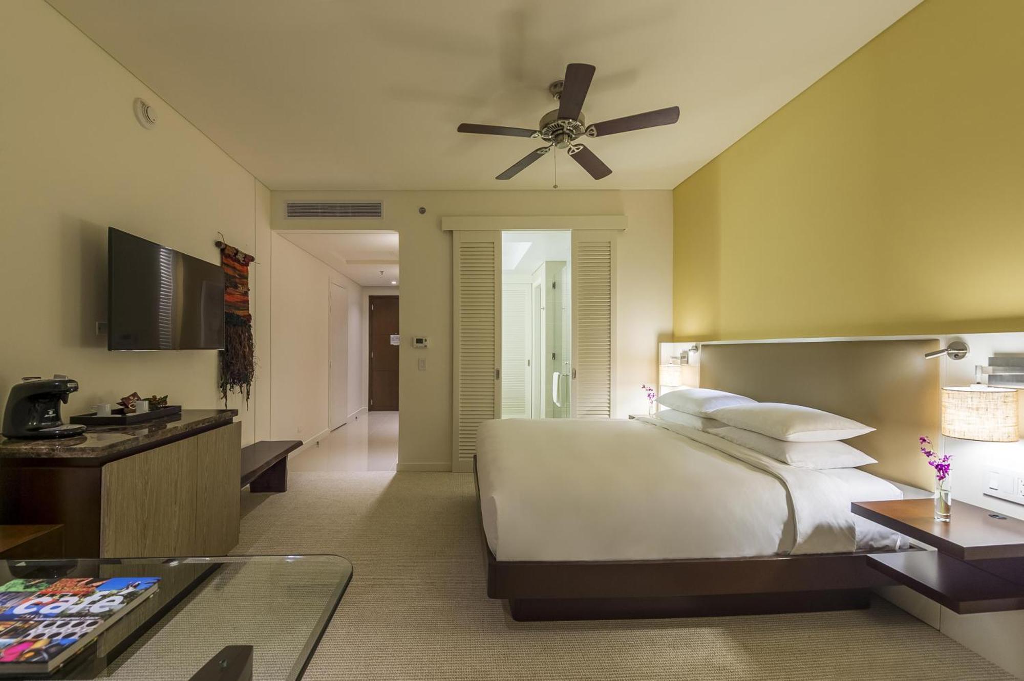 Zimmer mit Kingsize-Bett, Blick auf die Bucht und Zugang zum Club