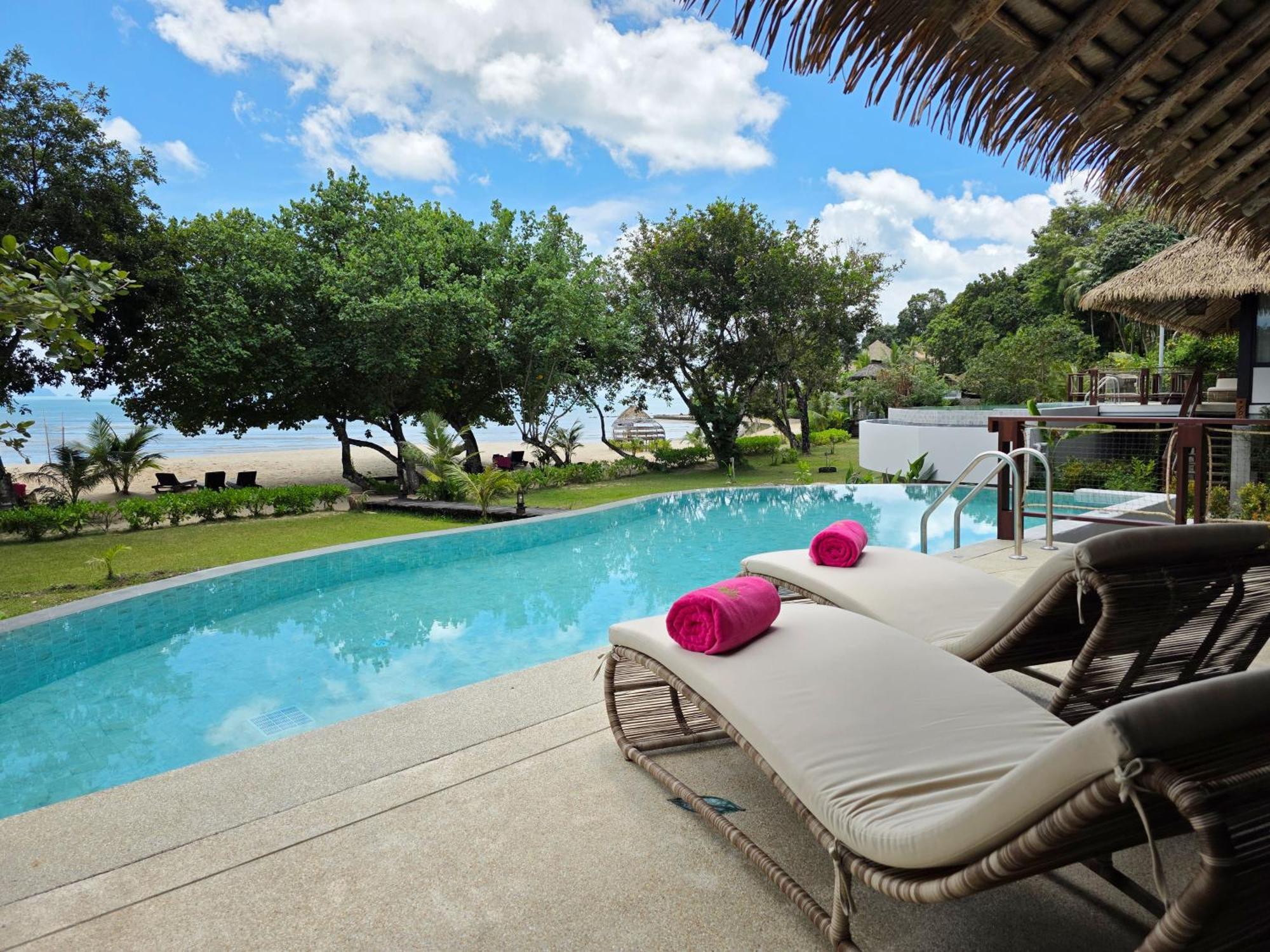 Villa de 1 dormitorio con piscina frente a la playa