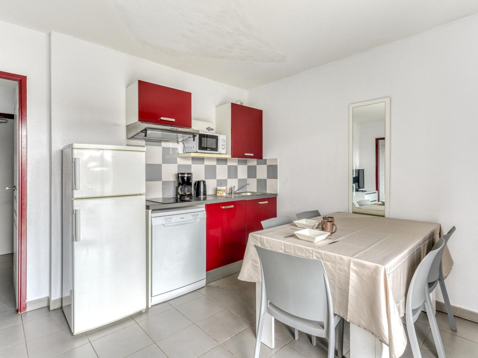 One-Bedroom Apartment - 6 Adults with Air-Conditioning