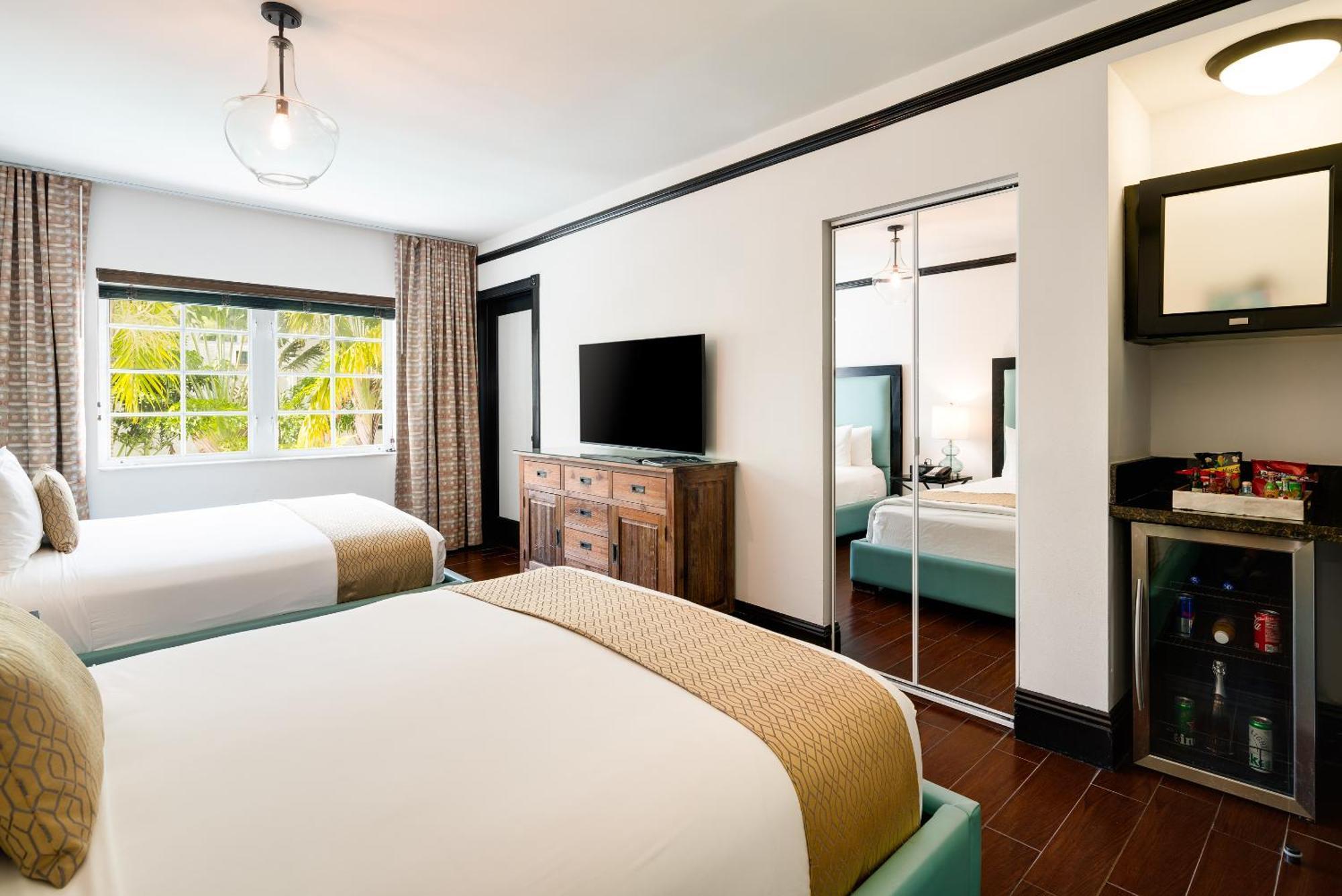 Habitación Doble Clásica con cama grande y vistas a la piscina