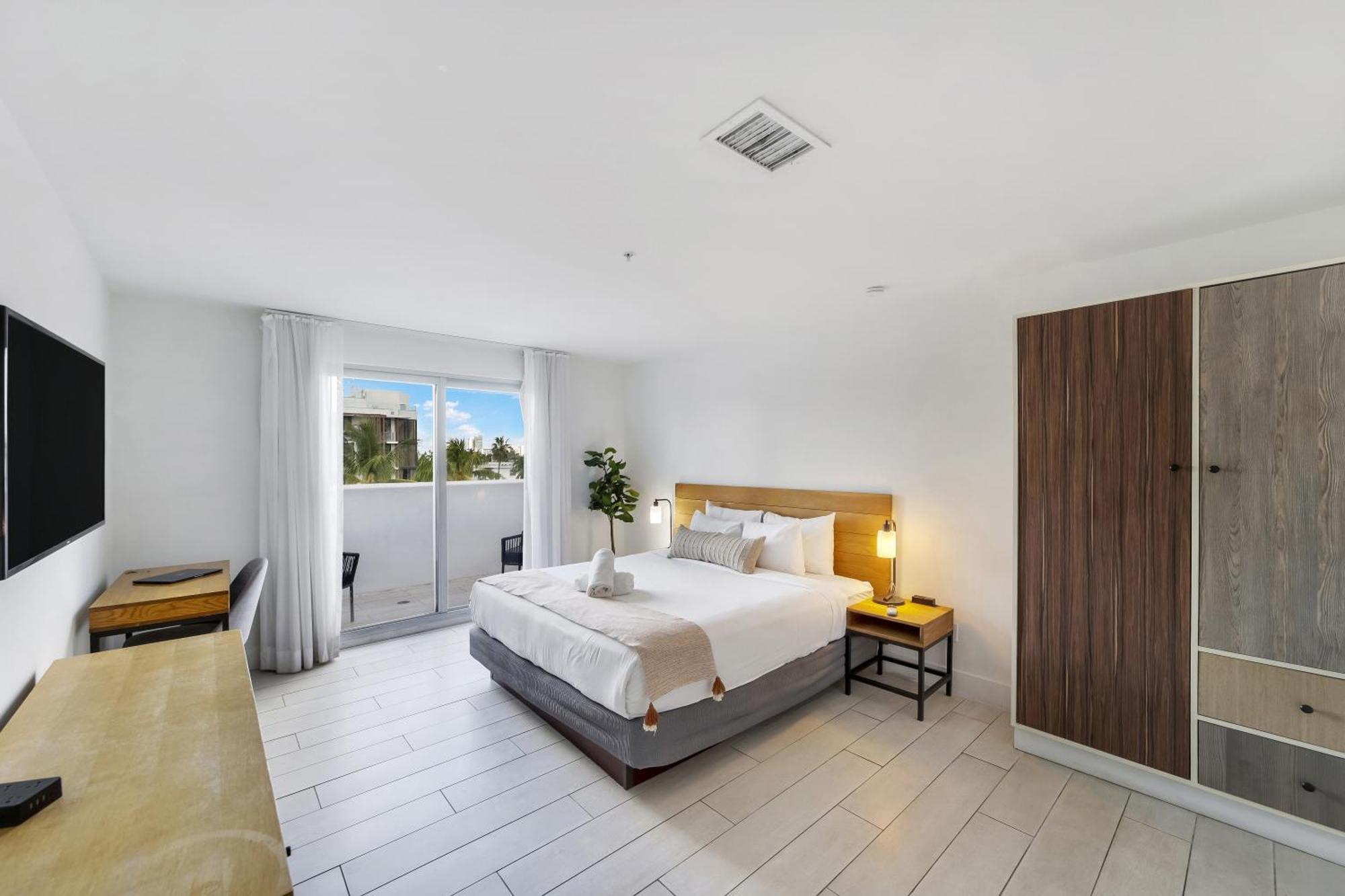 Habitación con cama extragrande y balcón (check-in automático)