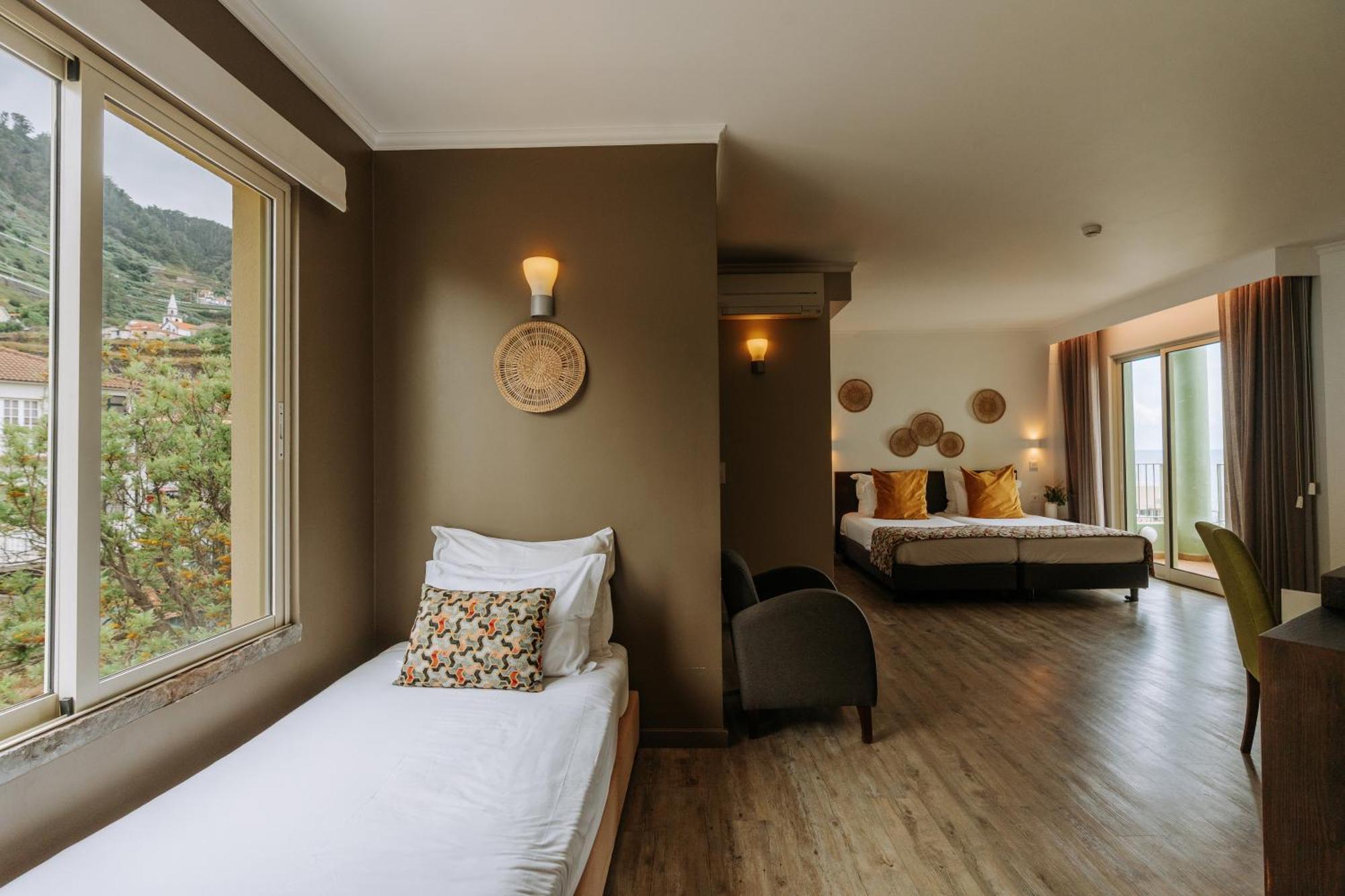 Tweepersoonskamer met 2 Aparte Bedden en een Extra Bed