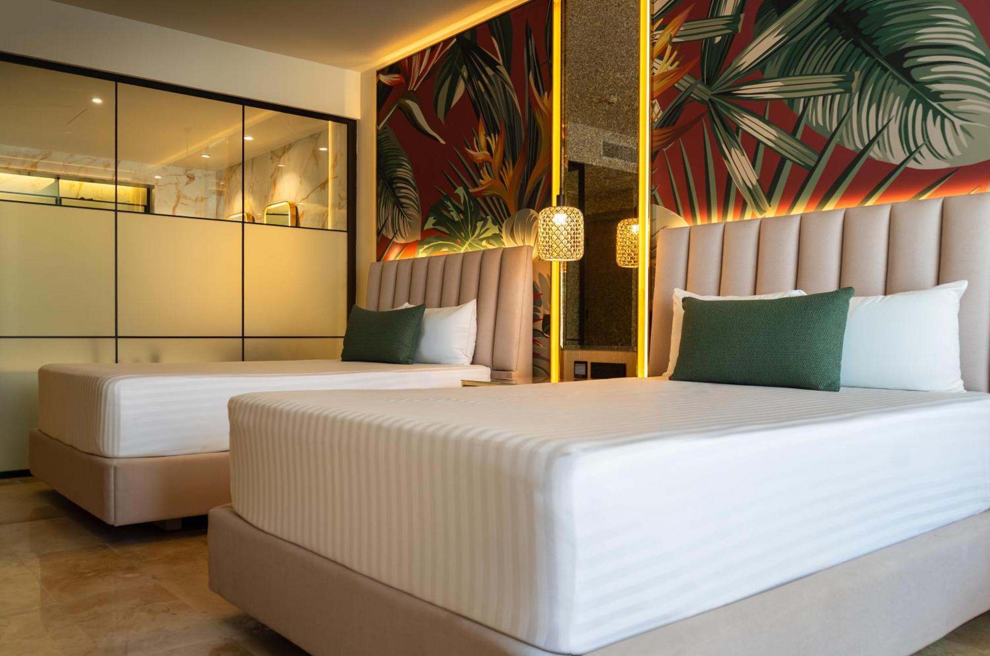 Deluxe Junior Suite Pool Access Only 13 years old,1730010214:JPEG