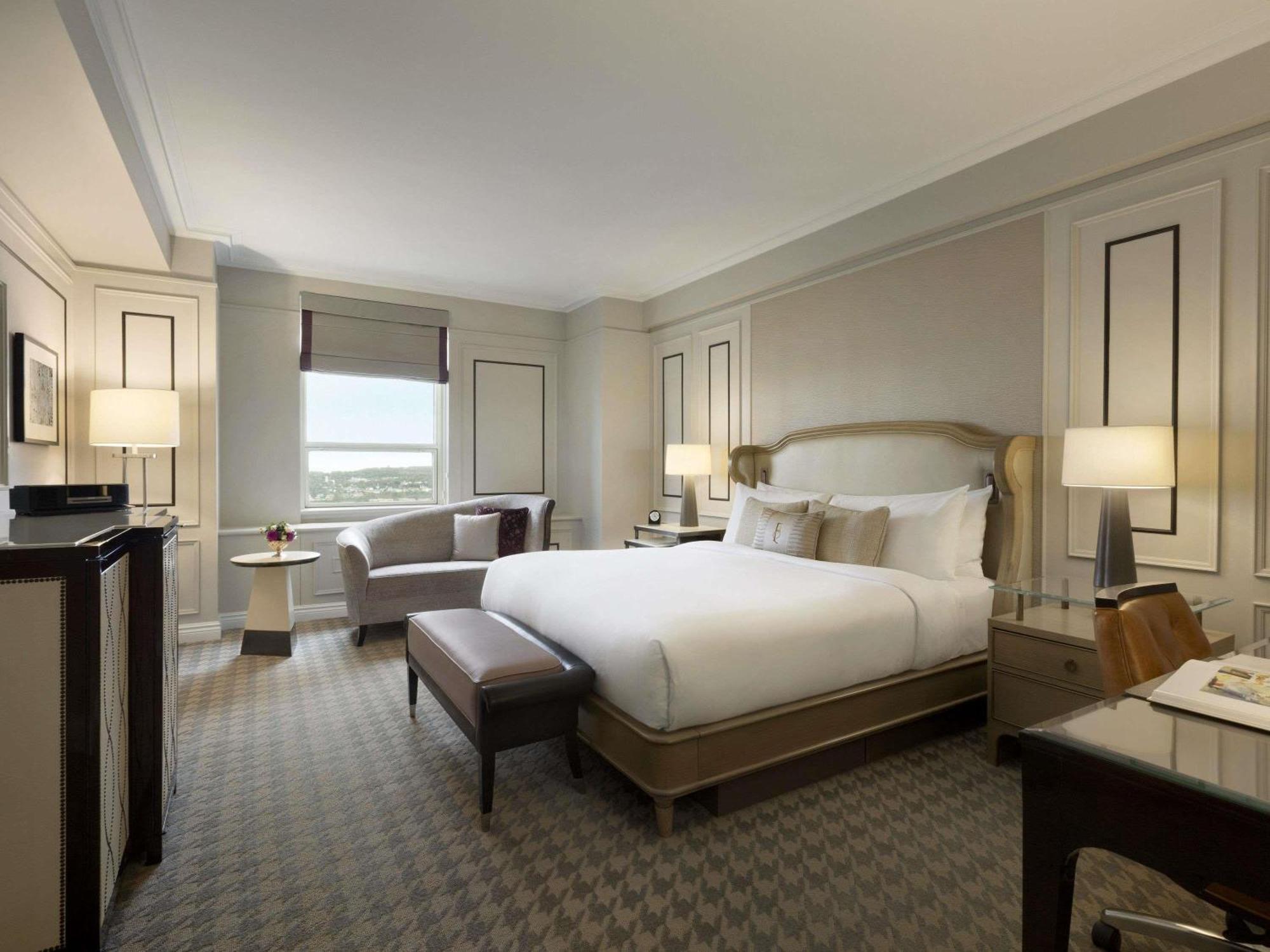 Fairmont Gold Zimmer mit Queensize-Bett und Flussblick