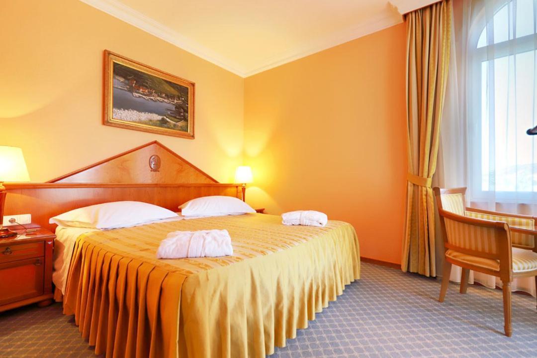 Suite mit Kingsize-Bett und Balkon