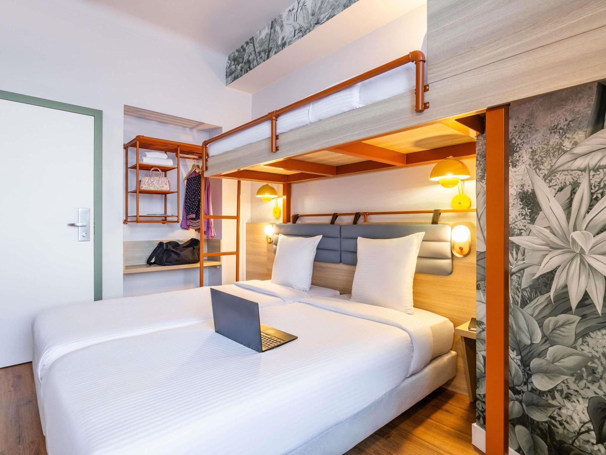 Standaardkamer met een Tweepersoonsbed en een Stapelbed