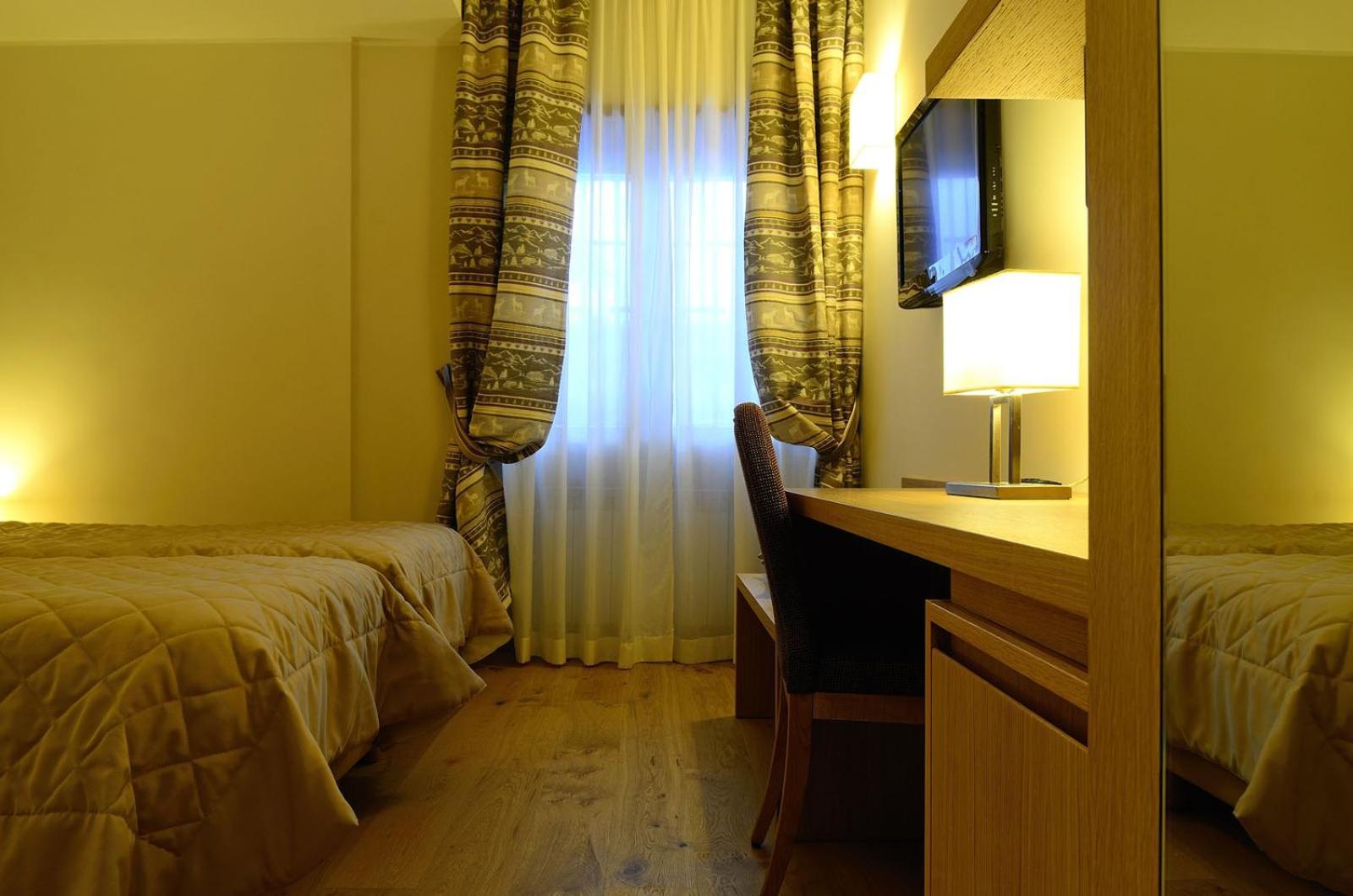 Doppel- oder Zweibettzimmer