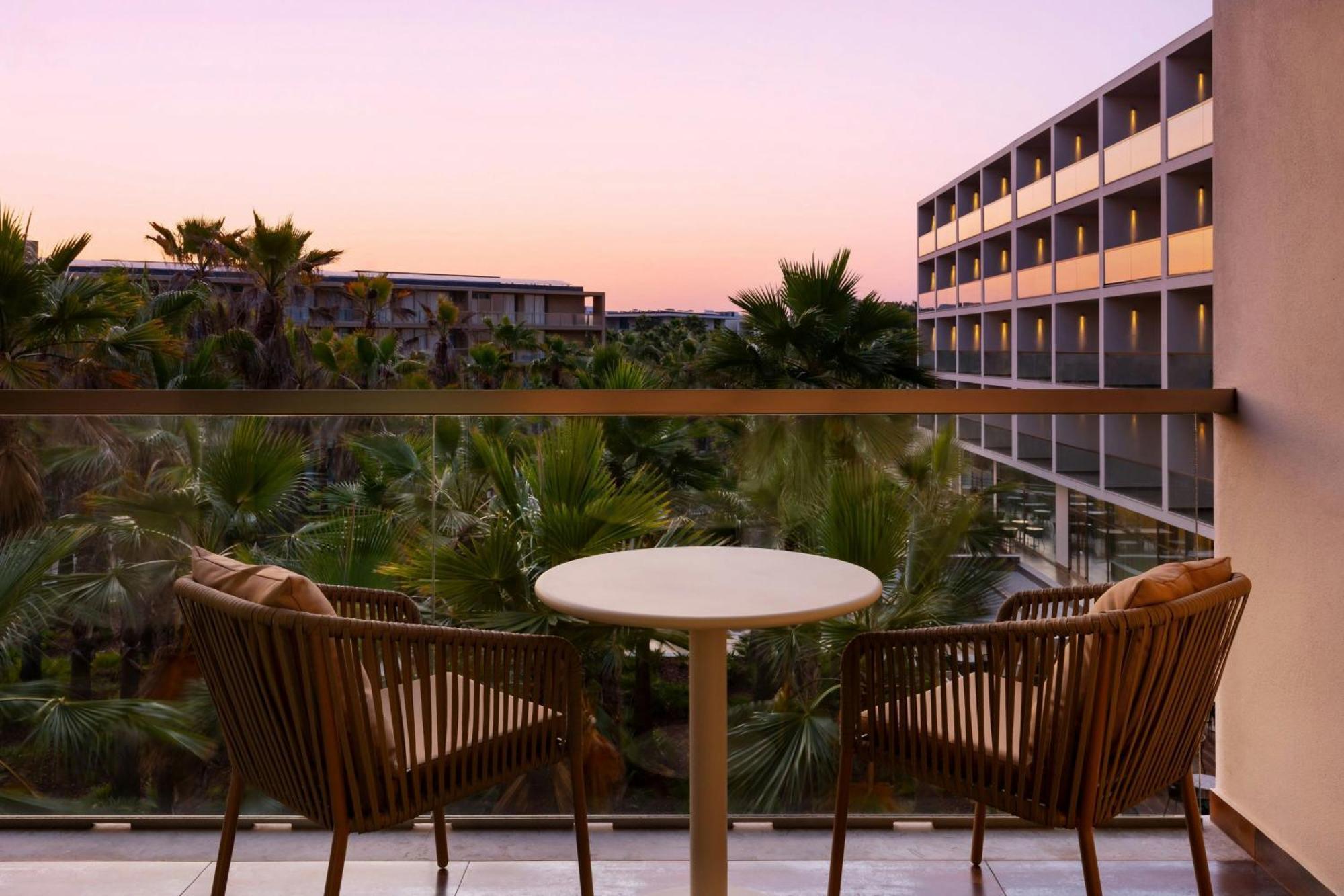Deluxe King Room Balcony Resort View