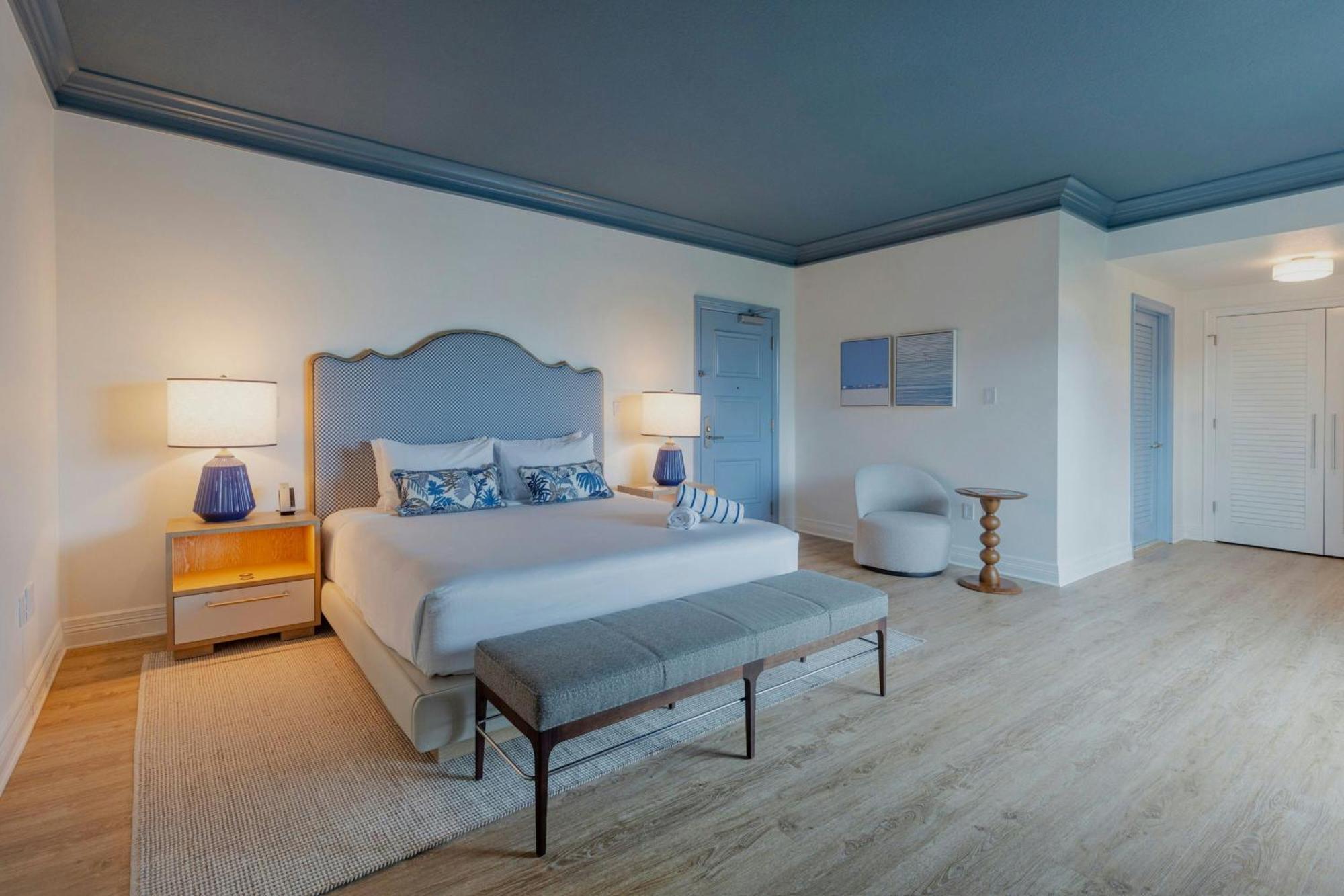 Habitación Clásica con cama extragrande, balcón y vistas a la ciudad