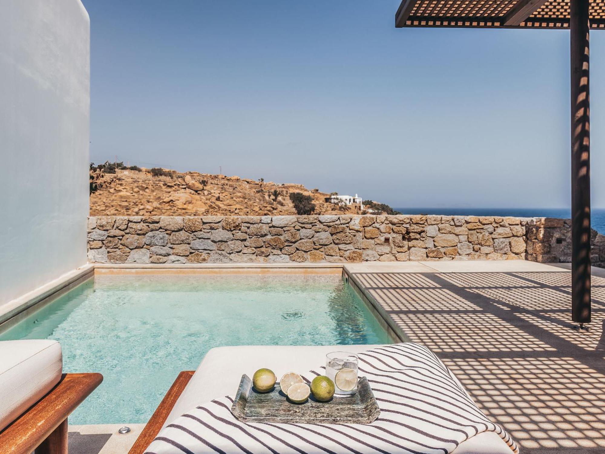 Deluxe Pool Suite Partial Sea View