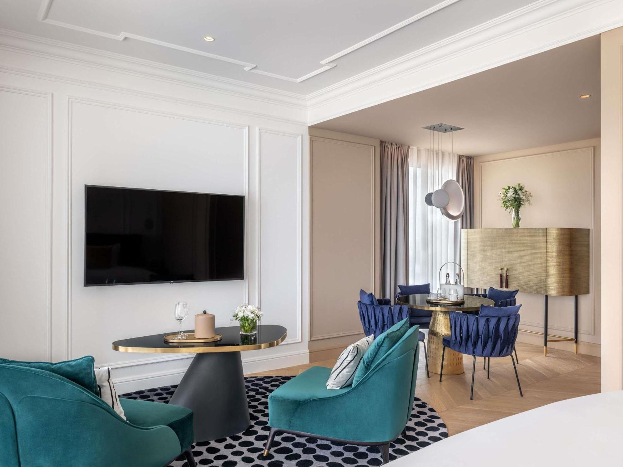 Junior King Suite with Club Access