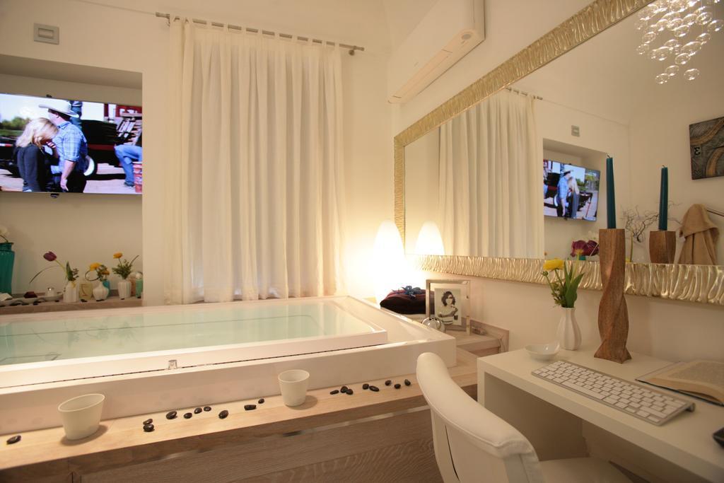 Deluxe Suite Spa Bath