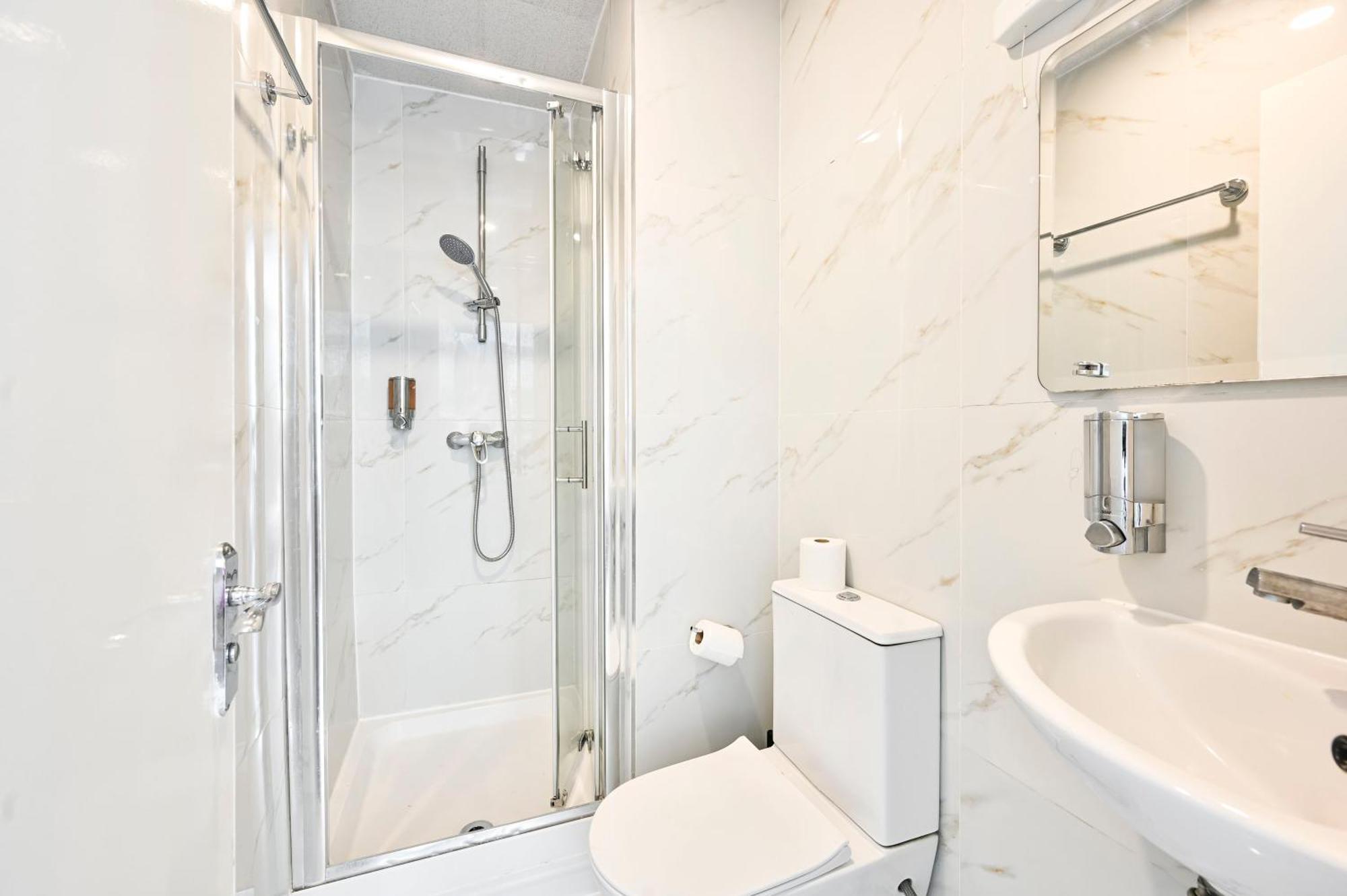 Quadruple Room Private Bathroom