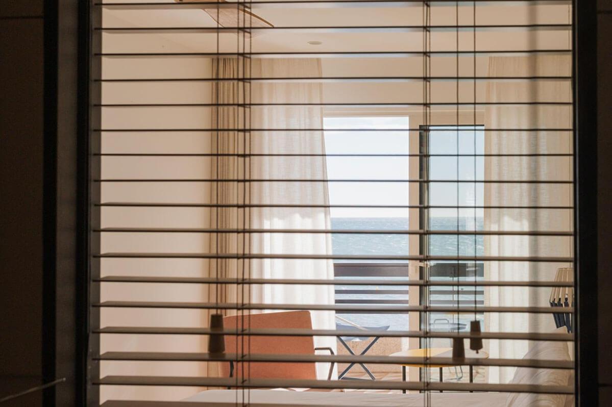 Deluxe tweepersoonskamer met balkon en uitzicht op zee