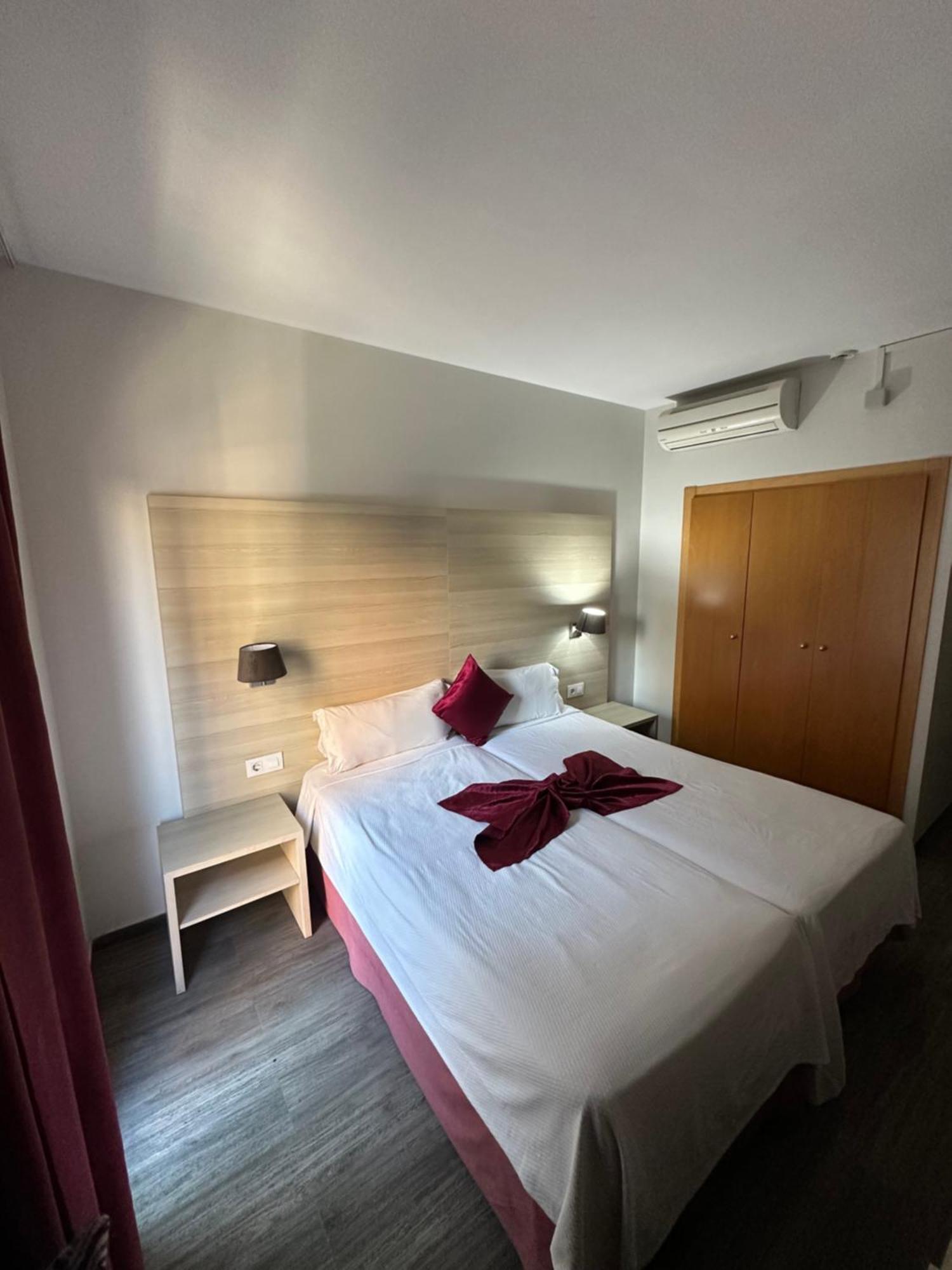 Tweepersoonskamer met 2 Aparte Bedden en Balkon