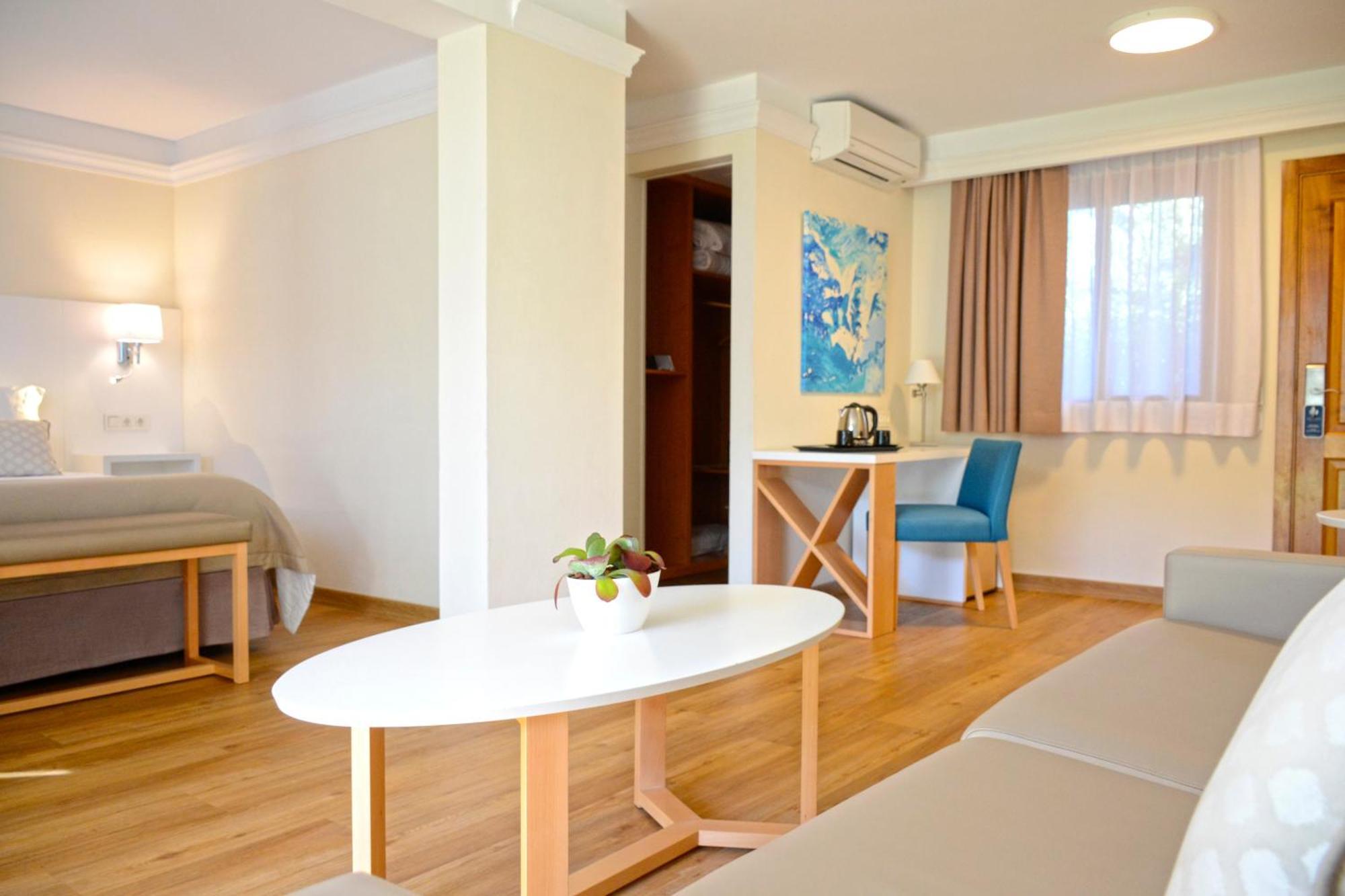 Junior Suite Pool View Single Parent