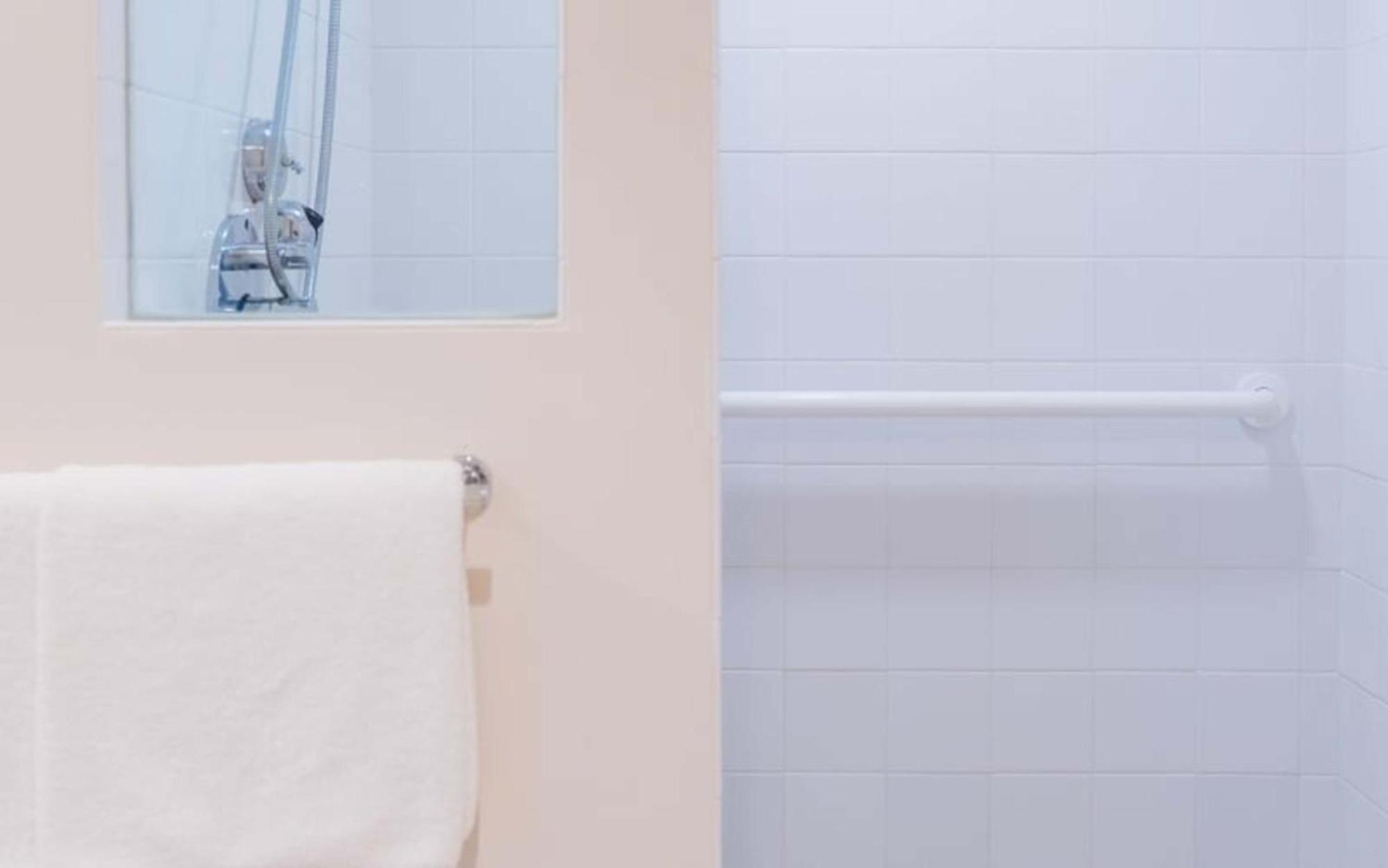 Classic Queen Roll Shower